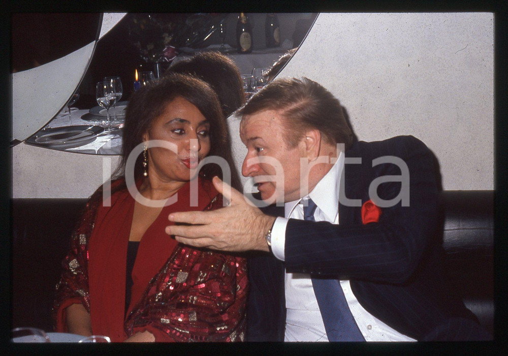 35mm vintage slide* 1991 MILANO Pier Quinto CARIAGGI con Lara SAINT PAUL Diapositiva d'epoca, in formato 35 mm. CONDIZIONI: GOODE' severamente vietata la riproduzione. Tutti i diritti sono riservati. ICharta mette in vendita, sul negozio eBay e in esclusiva sul sito "icharta" il proprio archivio composto da numerose diapositive e negativi fotografici d'epoca, tutti originali e autentici, che attraversano la storia del costume italiano tra gli la fine degli anni Sessanta e Novanta.Si tratta di uno sguardo inedito sull'attualit&agrave;, la politica, la vita quotidiana, il gossip e la cultura, che fotografa il cambiamento della nazione in quest'ultimo scorcio del XX secolo. Un'occasione unica per il mercato del collezionismo, che vede finalmente disponibile un archivio eccezionale per vastit&agrave;, tematiche e condizioni, in un settore (il negativo fotografico e la diapositiva) di assoluta novit&agrave; e dalle interessanti prospettive di investimento.  originale e autentica 1