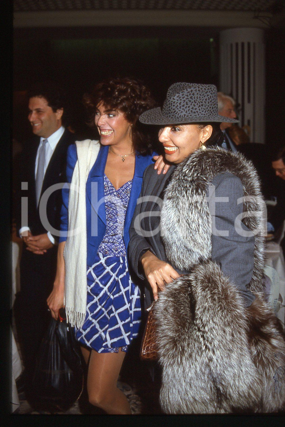 35mm vintage slide* 1990ca COSTUME Lara SAINT PAUL con Nadia CASSINI Diapositiva d'epoca, in formato 35 mm. CONDIZIONI: GOODE' severamente vietata la riproduzione. Tutti i diritti sono riservati. ICharta mette in vendita, sul negozio eBay e in esclusiva sul sito "icharta" il proprio archivio composto da numerose diapositive e negativi fotografici d'epoca, tutti originali e autentici, che attraversano la storia del costume italiano tra gli la fine degli anni Sessanta e Novanta.Si tratta di uno sguardo inedito sull'attualit&agrave;, la politica, la vita quotidiana, il gossip e la cultura, che fotografa il cambiamento della nazione in quest'ultimo scorcio del XX secolo. Un'occasione unica per il mercato del collezionismo, che vede finalmente disponibile un archivio eccezionale per vastit&agrave;, tematiche e condizioni, in un settore (il negativo fotografico e la diapositiva) di assoluta novit&agrave; e dalle interessanti prospettive di investimento.  originale e autentica 1