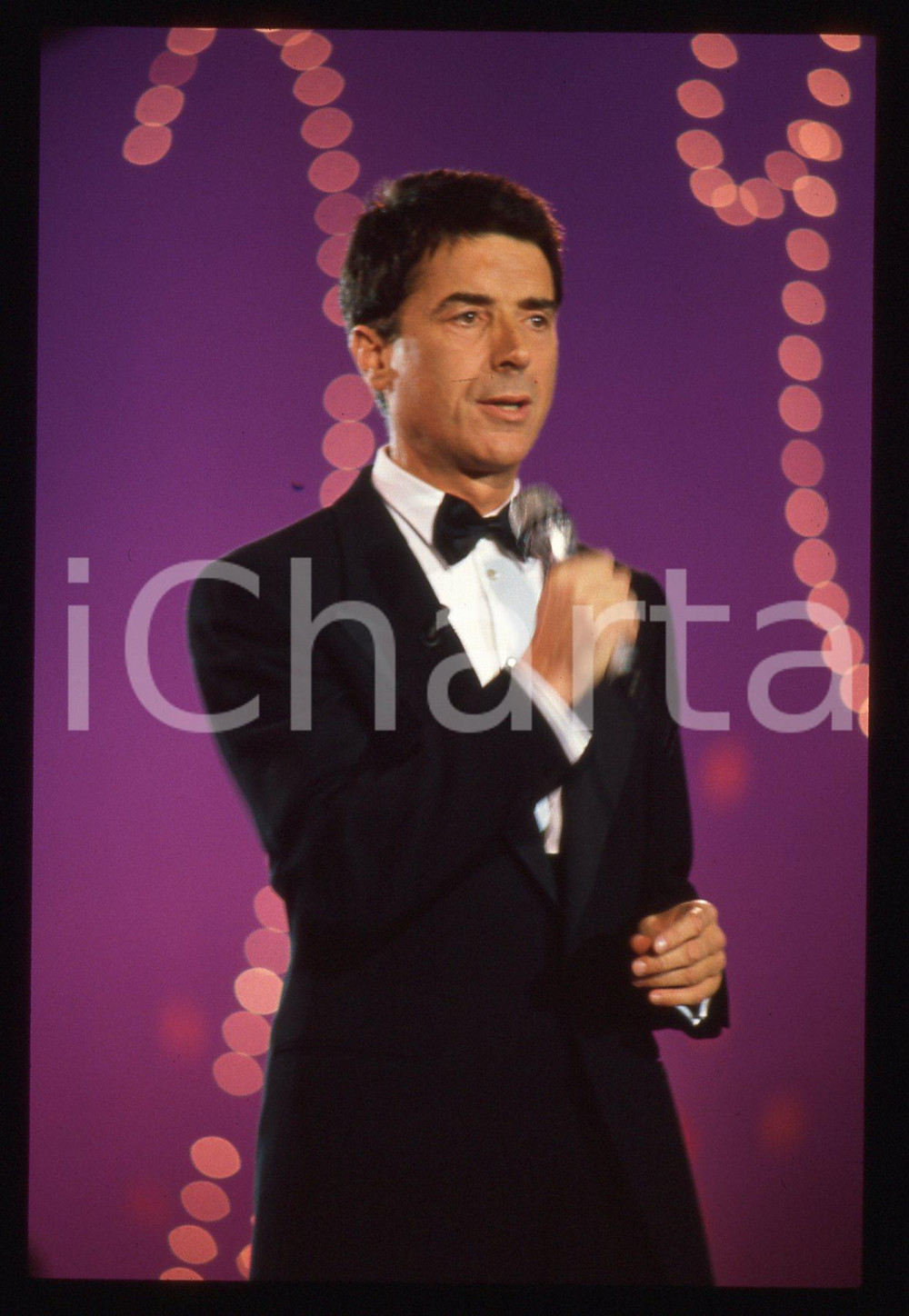 35mm vintage slide* 1989 CANALE 5 Don BACKY - C'era una volta il Festival (1) IL programma &egrave; andato in onda su Canale 5Diapositiva d'epoca, in formato 35 mm. CONDIZIONI: GOODE' severamente vietata la riproduzione. Tutti i diritti sono riservati. ICharta mette in vendita, sul negozio eBay e in esclusiva sul sito "icharta" il proprio archivio composto da numerose diapositive e negativi fotografici d'epoca, tutti originali e autentici, che attraversano la storia del costume italiano tra gli la fine degli anni Sessanta e Novanta.Si tratta di uno sguardo inedito sull'attualit&agrave;, la politica, la vita quotidiana, il gossip e la cultura, che fotografa il cambiamento della nazione in quest'ultimo scorcio del XX secolo. Un'occasione unica per il mercato del collezionismo, che vede finalmente disponibile un archivio eccezionale per vastit&agrave;, tematiche e condizioni, in un settore (il negativo fotografico e la diapositiva) di assoluta novit&agrave; e dalle interessanti prospettive di investimento.  originale e autentica 1
