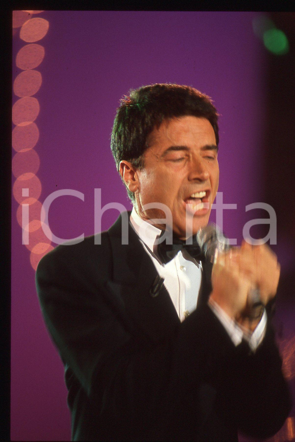 35mm vintage slide* 1989 CANALE 5 Don BACKY a C'era una volta il Festival (2) IL programma &egrave; andato in onda su Canale 5Diapositiva d'epoca, in formato 35 mm. CONDIZIONI: GOODE' severamente vietata la riproduzione. Tutti i diritti sono riservati. ICharta mette in vendita, sul negozio eBay e in esclusiva sul sito "icharta" il proprio archivio composto da numerose diapositive e negativi fotografici d'epoca, tutti originali e autentici, che attraversano la storia del costume italiano tra gli la fine degli anni Sessanta e Novanta.Si tratta di uno sguardo inedito sull'attualit&agrave;, la politica, la vita quotidiana, il gossip e la cultura, che fotografa il cambiamento della nazione in quest'ultimo scorcio del XX secolo. Un'occasione unica per il mercato del collezionismo, che vede finalmente disponibile un archivio eccezionale per vastit&agrave;, tematiche e condizioni, in un settore (il negativo fotografico e la diapositiva) di assoluta novit&agrave; e dalle interessanti prospettive di investimento.  originale e autentica 1