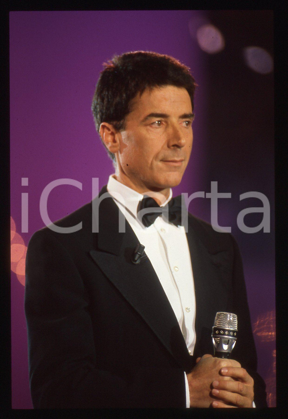 35mm vintage slide* 1989 CANALE 5 Don BACKY a C'era una volta il Festival (6) Diapositiva d'epoca, in formato 35 mm. CONDIZIONI: GOODE' severamente vietata la riproduzione. Tutti i diritti sono riservati. ICharta mette in vendita, sul negozio eBay e in esclusiva sul sito "icharta" il proprio archivio composto da numerose diapositive e negativi fotografici d'epoca, tutti originali e autentici, che attraversano la storia del costume italiano tra gli la fine degli anni Sessanta e Novanta.Si tratta di uno sguardo inedito sull'attualit&agrave;, la politica, la vita quotidiana, il gossip e la cultura, che fotografa il cambiamento della nazione in quest'ultimo scorcio del XX secolo. Un'occasione unica per il mercato del collezionismo, che vede finalmente disponibile un archivio eccezionale per vastit&agrave;, tematiche e condizioni, in un settore (il negativo fotografico e la diapositiva) di assoluta novit&agrave; e dalle interessanti prospettive di investimento.  originale e autentica 1