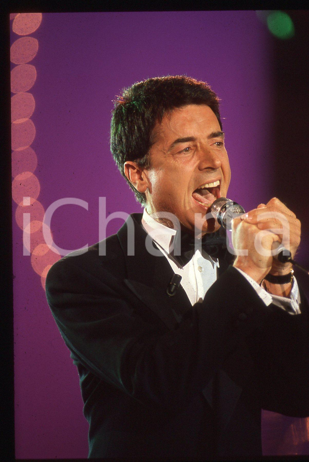 35mm vintage slide* 1989 CANALE 5 Don BACKY a C'era una volta il Festival (7) Diapositiva d'epoca, in formato 35 mm. CONDIZIONI: GOODE' severamente vietata la riproduzione. Tutti i diritti sono riservati. ICharta mette in vendita, sul negozio eBay e in esclusiva sul sito "icharta" il proprio archivio composto da numerose diapositive e negativi fotografici d'epoca, tutti originali e autentici, che attraversano la storia del costume italiano tra gli la fine degli anni Sessanta e Novanta.Si tratta di uno sguardo inedito sull'attualit&agrave;, la politica, la vita quotidiana, il gossip e la cultura, che fotografa il cambiamento della nazione in quest'ultimo scorcio del XX secolo. Un'occasione unica per il mercato del collezionismo, che vede finalmente disponibile un archivio eccezionale per vastit&agrave;, tematiche e condizioni, in un settore (il negativo fotografico e la diapositiva) di assoluta novit&agrave; e dalle interessanti prospettive di investimento.  originale e autentica 1