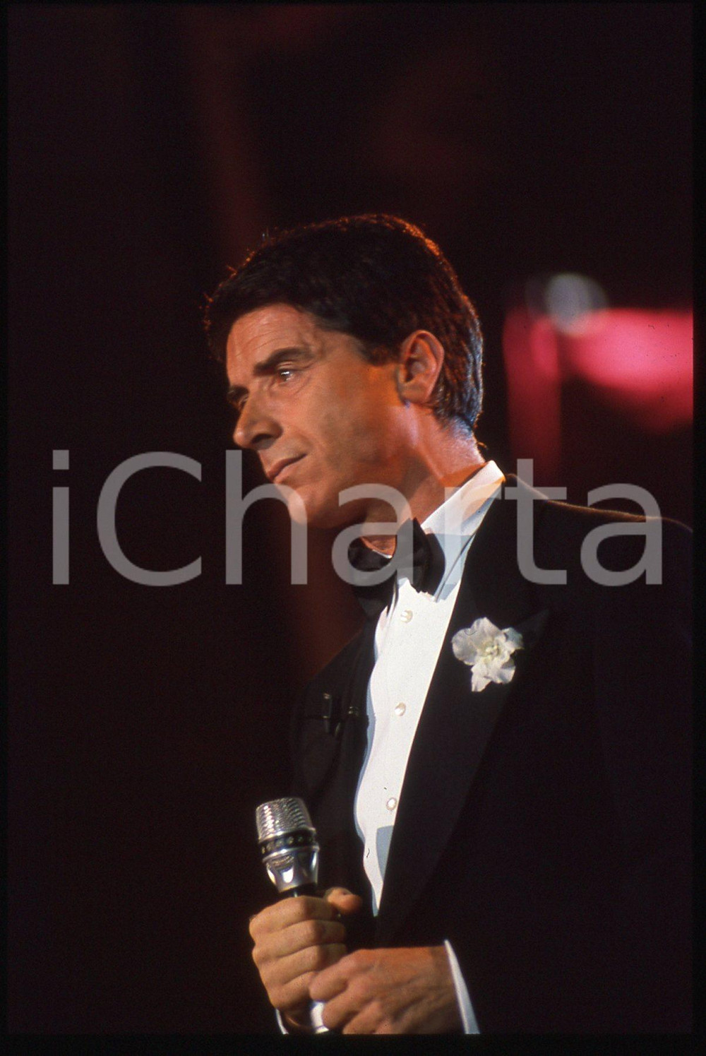 35mm vintage slide* 1989 CANALE 5 Don BACKY a C'era una volta il Festival (8) Diapositiva d'epoca, in formato 35 mm. CONDIZIONI: GOODE' severamente vietata la riproduzione. Tutti i diritti sono riservati. ICharta mette in vendita, sul negozio eBay e in esclusiva sul sito "icharta" il proprio archivio composto da numerose diapositive e negativi fotografici d'epoca, tutti originali e autentici, che attraversano la storia del costume italiano tra gli la fine degli anni Sessanta e Novanta.Si tratta di uno sguardo inedito sull'attualit&agrave;, la politica, la vita quotidiana, il gossip e la cultura, che fotografa il cambiamento della nazione in quest'ultimo scorcio del XX secolo. Un'occasione unica per il mercato del collezionismo, che vede finalmente disponibile un archivio eccezionale per vastit&agrave;, tematiche e condizioni, in un settore (il negativo fotografico e la diapositiva) di assoluta novit&agrave; e dalle interessanti prospettive di investimento.  originale e autentica 1