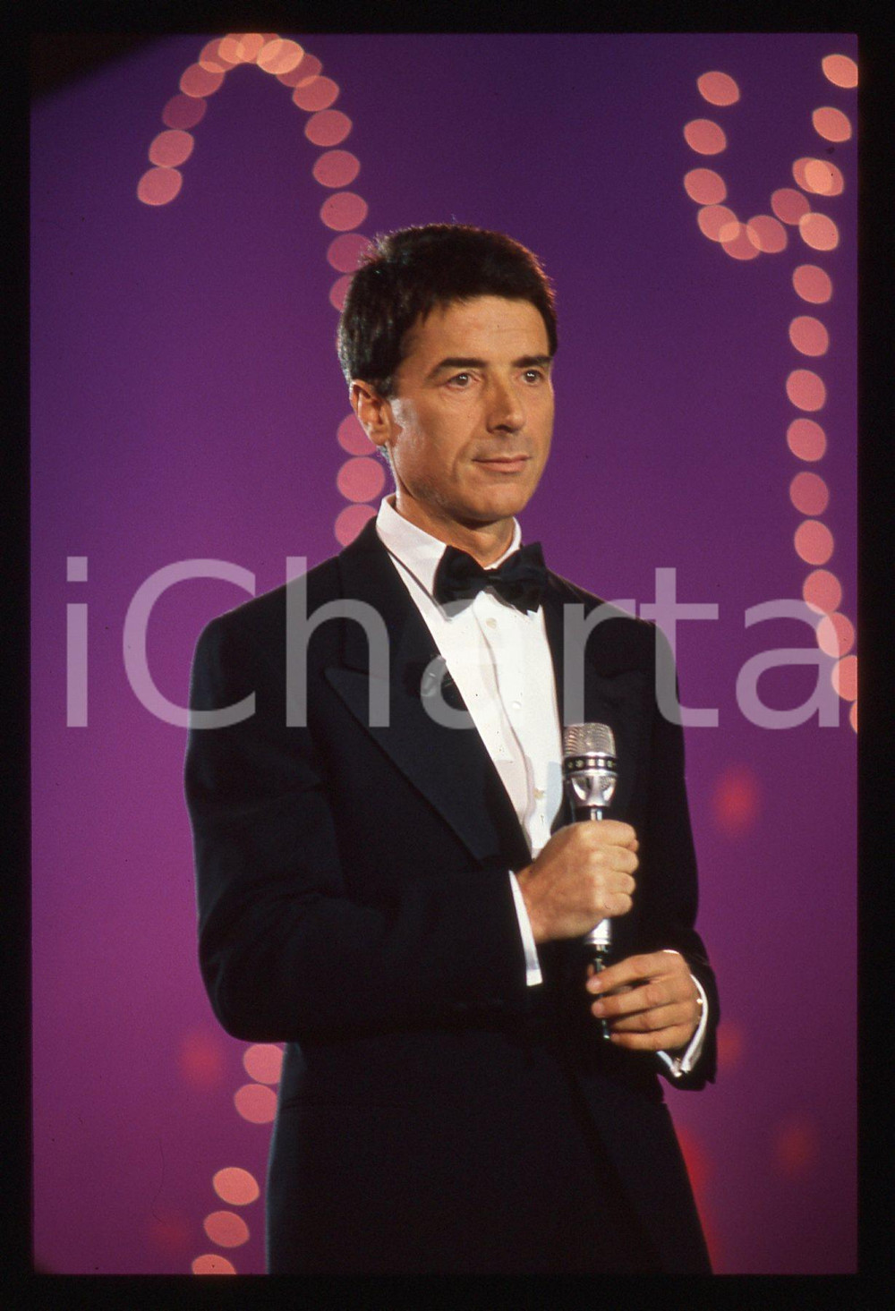 35mm vintage slide* 1989 CANALE 5 Don BACKY a C'era una volta il Festival (10) Diapositiva d'epoca, in formato 35 mm. CONDIZIONI: GOODE' severamente vietata la riproduzione. Tutti i diritti sono riservati. ICharta mette in vendita, sul negozio eBay e in esclusiva sul sito "icharta" il proprio archivio composto da numerose diapositive e negativi fotografici d'epoca, tutti originali e autentici, che attraversano la storia del costume italiano tra gli la fine degli anni Sessanta e Novanta.Si tratta di uno sguardo inedito sull'attualit&agrave;, la politica, la vita quotidiana, il gossip e la cultura, che fotografa il cambiamento della nazione in quest'ultimo scorcio del XX secolo. Un'occasione unica per il mercato del collezionismo, che vede finalmente disponibile un archivio eccezionale per vastit&agrave;, tematiche e condizioni, in un settore (il negativo fotografico e la diapositiva) di assoluta novit&agrave; e dalle interessanti prospettive di investimento.  originale e autentica 1