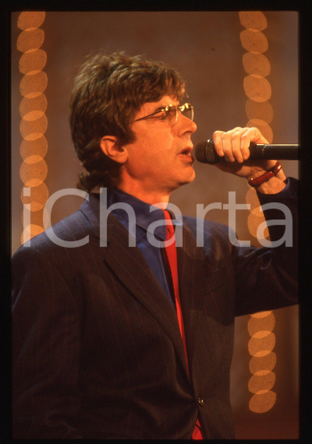 35mm vintage slide* 1990ca MUSICA Don BACKY Ritratto del cantante (2) Diapositiva d'epoca, in formato 35 mm. CONDIZIONI: GOODE' severamente vietata la riproduzione. Tutti i diritti sono riservati. ICharta mette in vendita, sul negozio eBay e in esclusiva sul sito "icharta" il proprio archivio composto da numerose diapositive e negativi fotografici d'epoca, tutti originali e autentici, che attraversano la storia del costume italiano tra gli la fine degli anni Sessanta e Novanta.Si tratta di uno sguardo inedito sull'attualit&agrave;, la politica, la vita quotidiana, il gossip e la cultura, che fotografa il cambiamento della nazione in quest'ultimo scorcio del XX secolo. Un'occasione unica per il mercato del collezionismo, che vede finalmente disponibile un archivio eccezionale per vastit&agrave;, tematiche e condizioni, in un settore (il negativo fotografico e la diapositiva) di assoluta novit&agrave; e dalle interessanti prospettive di investimento.  originale e autentica 1