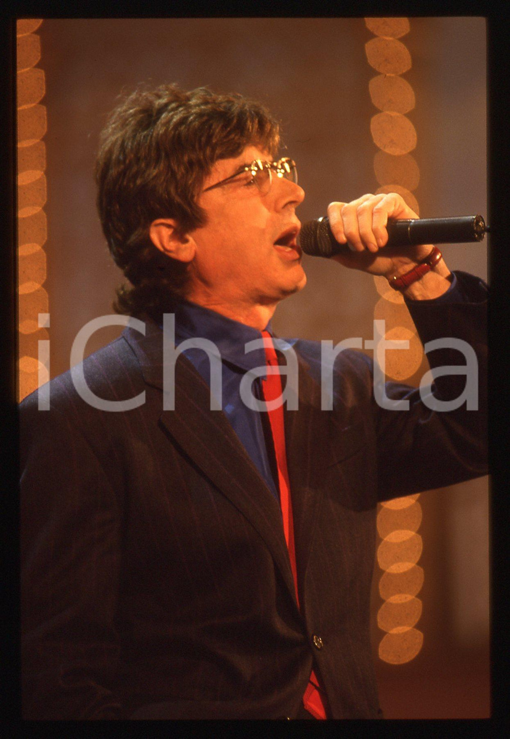 35mm vintage slide* 1990ca MUSICA DON BACKY Ritratto del cantante (3) Diapositiva d'epoca, in formato 35 mm. CONDIZIONI: GOODE' severamente vietata la riproduzione. Tutti i diritti sono riservati. ICharta mette in vendita, sul negozio eBay e in esclusiva sul sito "icharta" il proprio archivio composto da numerose diapositive e negativi fotografici d'epoca, tutti originali e autentici, che attraversano la storia del costume italiano tra gli la fine degli anni Sessanta e Novanta.Si tratta di uno sguardo inedito sull'attualit&agrave;, la politica, la vita quotidiana, il gossip e la cultura, che fotografa il cambiamento della nazione in quest'ultimo scorcio del XX secolo. Un'occasione unica per il mercato del collezionismo, che vede finalmente disponibile un archivio eccezionale per vastit&agrave;, tematiche e condizioni, in un settore (il negativo fotografico e la diapositiva) di assoluta novit&agrave; e dalle interessanti prospettive di investimento.  originale e autentica 1