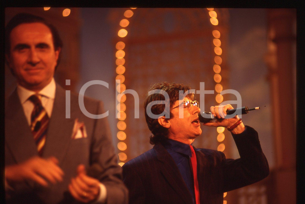 35mm vintage slide* 1990ca TELEVISIONE Pippo BAUDO con DON BACKY (2) Diapositiva d'epoca, in formato 35 mm. CONDIZIONI: GOODE' severamente vietata la riproduzione. Tutti i diritti sono riservati. ICharta mette in vendita, sul negozio eBay e in esclusiva sul sito "icharta" il proprio archivio composto da numerose diapositive e negativi fotografici d'epoca, tutti originali e autentici, che attraversano la storia del costume italiano tra gli la fine degli anni Sessanta e Novanta.Si tratta di uno sguardo inedito sull'attualit&agrave;, la politica, la vita quotidiana, il gossip e la cultura, che fotografa il cambiamento della nazione in quest'ultimo scorcio del XX secolo. Un'occasione unica per il mercato del collezionismo, che vede finalmente disponibile un archivio eccezionale per vastit&agrave;, tematiche e condizioni, in un settore (il negativo fotografico e la diapositiva) di assoluta novit&agrave; e dalle interessanti prospettive di investimento.  originale e autentica 1