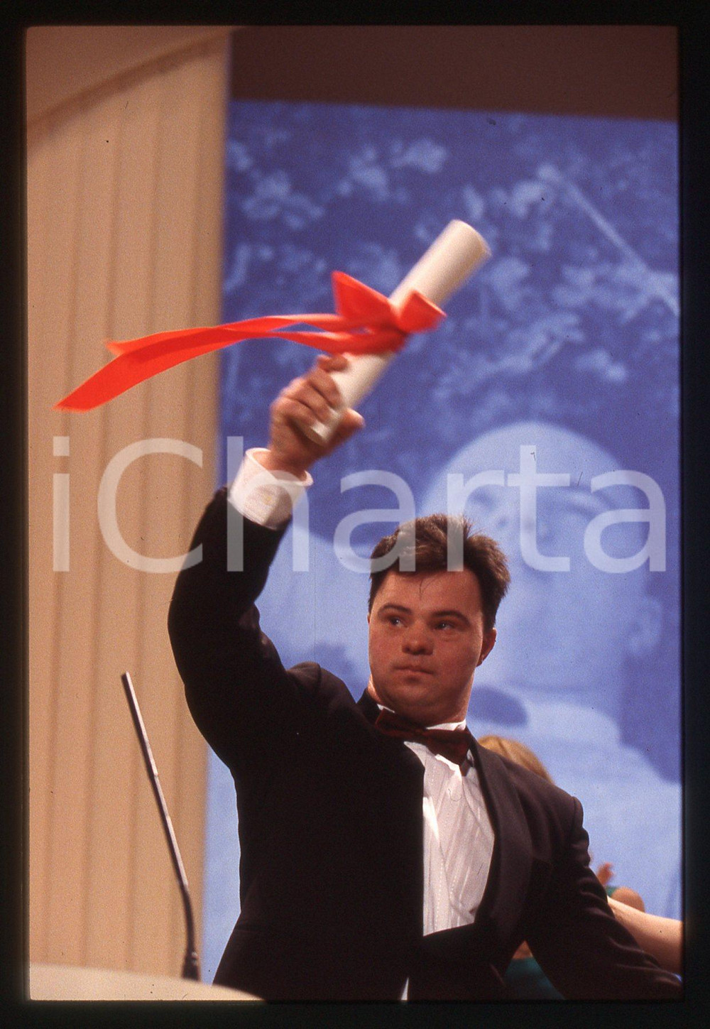 35mm vintage slide* 1996 CANNES Pascal DUQUENNE vince Premio Miglior Attore (1) La diapositiva &egrave; stata scattata in occasione del Festival del CinemaDiapositiva d'epoca, in formato 35 mm. CONDIZIONI: GOODE' severamente vietata la riproduzione. Tutti i diritti sono riservati. ICharta mette in vendita, sul negozio eBay e in esclusiva sul sito "icharta" il proprio archivio composto da numerose diapositive e negativi fotografici d'epoca, tutti originali e autentici, che attraversano la storia del costume italiano tra gli la fine degli anni Sessanta e Novanta.Si tratta di uno sguardo inedito sull'attualit&agrave;, la politica, la vita quotidiana, il gossip e la cultura, che fotografa il cambiamento della nazione in quest'ultimo scorcio del XX secolo. Un'occasione unica per il mercato del collezionismo, che vede finalmente disponibile un archivio eccezionale per vastit&agrave;, tematiche e condizioni, in un settore (il negativo fotografico e la diapositiva) di assoluta novit&agrave; e dalle interessanti prospettive di investimento.  originale e autentica 1