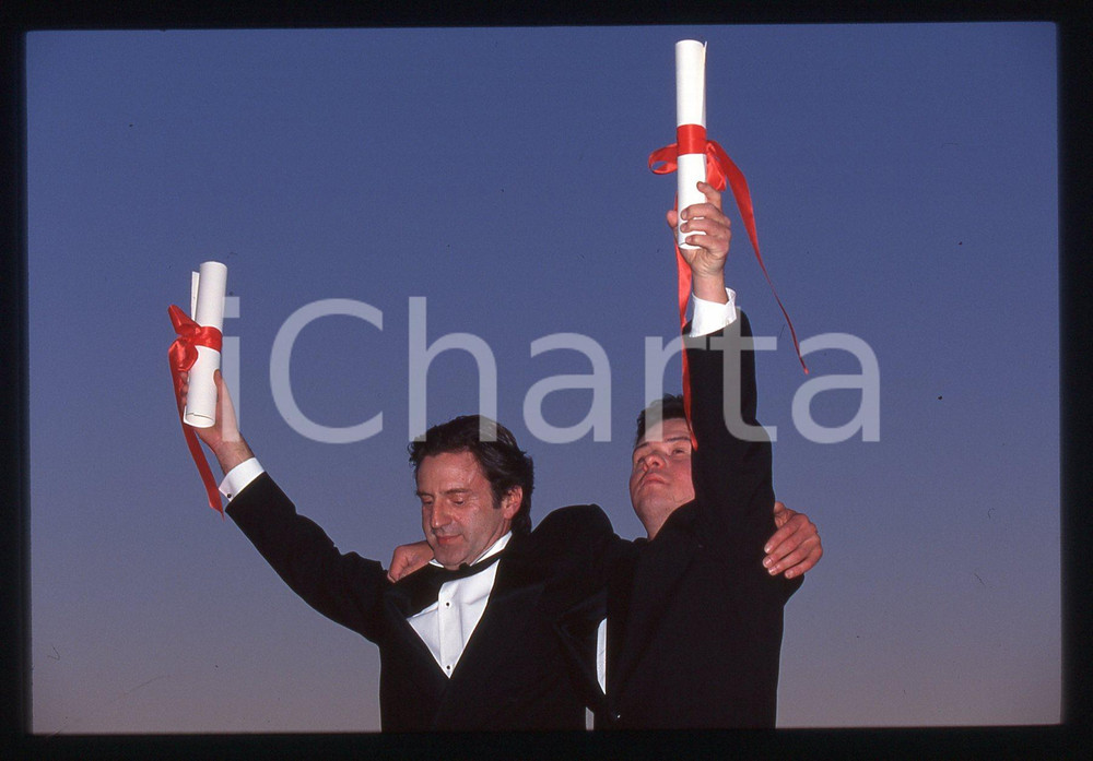 35mm vintage slide* 1996 CANNES Pascal DUQUENNE Daniel AUTEUIL Ritratto (1) La diapositiva &egrave; stata scattata in occasione del Festival del Cinema Diapositiva d'epoca, in formato 35 mm. CONDIZIONI: GOODE' severamente vietata la riproduzione. Tutti i diritti sono riservati. ICharta mette in vendita, sul negozio eBay e in esclusiva sul sito "icharta" il proprio archivio composto da numerose diapositive e negativi fotografici d'epoca, tutti originali e autentici, che attraversano la storia del costume italiano tra gli la fine degli anni Sessanta e Novanta.Si tratta di uno sguardo inedito sull'attualit&agrave;, la politica, la vita quotidiana, il gossip e la cultura, che fotografa il cambiamento della nazione in quest'ultimo scorcio del XX secolo. Un'occasione unica per il mercato del collezionismo, che vede finalmente disponibile un archivio eccezionale per vastit&agrave;, tematiche e condizioni, in un settore (il negativo fotografico e la diapositiva) di assoluta novit&agrave; e dalle interessanti prospettive di investimento.  originale e autentica 1