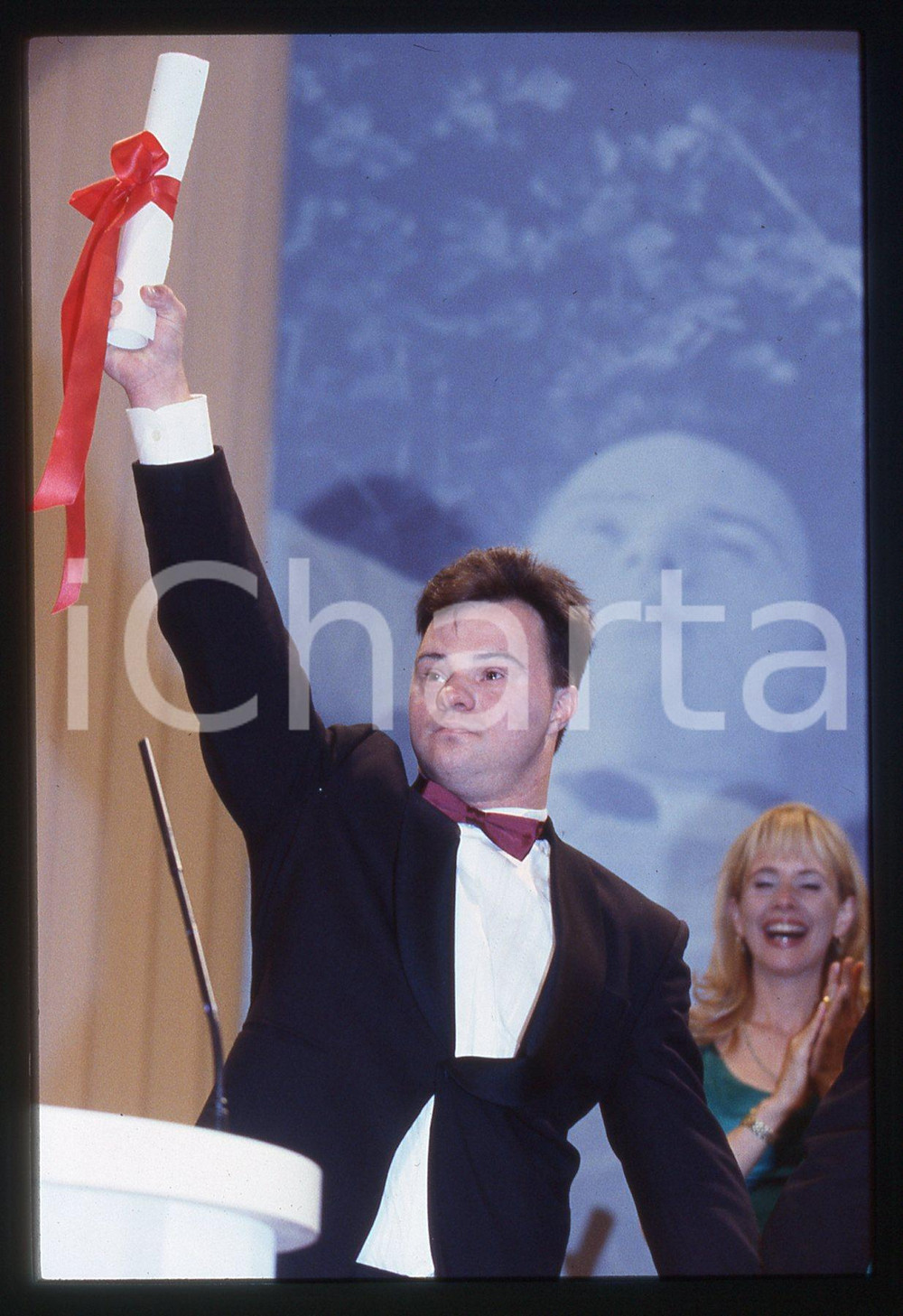 35mm vintage slide* 1996 CANNES Pascal DUQUENNE vince Premio Miglior Attore (2) La diapositiva &egrave; stata scattata in occasione del Festival del CinemaDiapositiva d'epoca, in formato 35 mm. CONDIZIONI: GOODE' severamente vietata la riproduzione. Tutti i diritti sono riservati. ICharta mette in vendita, sul negozio eBay e in esclusiva sul sito "icharta" il proprio archivio composto da numerose diapositive e negativi fotografici d'epoca, tutti originali e autentici, che attraversano la storia del costume italiano tra gli la fine degli anni Sessanta e Novanta.Si tratta di uno sguardo inedito sull'attualit&agrave;, la politica, la vita quotidiana, il gossip e la cultura, che fotografa il cambiamento della nazione in quest'ultimo scorcio del XX secolo. Un'occasione unica per il mercato del collezionismo, che vede finalmente disponibile un archivio eccezionale per vastit&agrave;, tematiche e condizioni, in un settore (il negativo fotografico e la diapositiva) di assoluta novit&agrave; e dalle interessanti prospettive di investimento.  originale e autentica 1