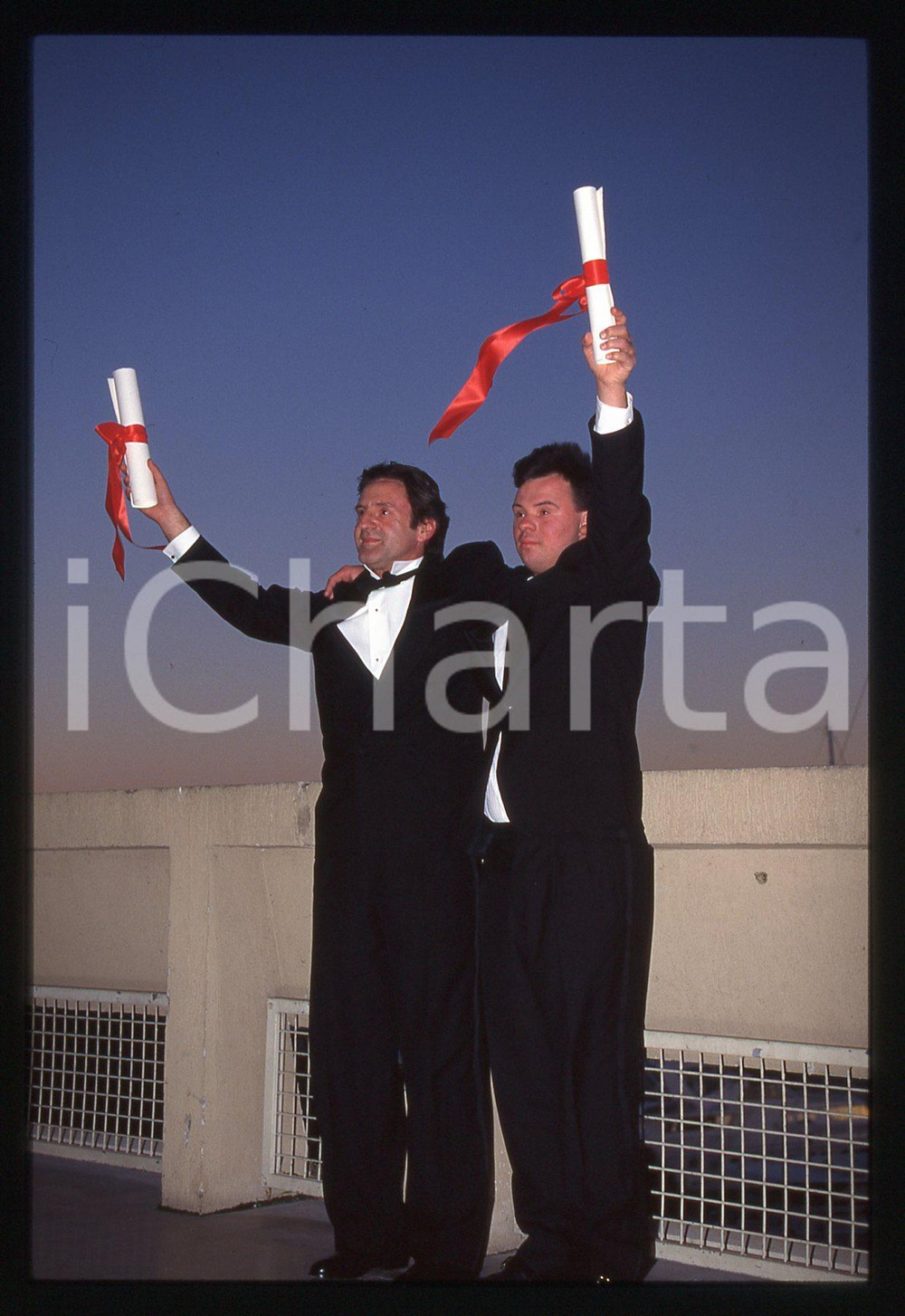 35mm vintage slide* 1996 CANNES Pascal DUQUENNE Daniel AUTEUIL Ritratto (2) La diapositiva &egrave; stata scattata in occasione del Festival del Cinema Diapositiva d'epoca, in formato 35 mm. CONDIZIONI: GOODE' severamente vietata la riproduzione. Tutti i diritti sono riservati. ICharta mette in vendita, sul negozio eBay e in esclusiva sul sito "icharta" il proprio archivio composto da numerose diapositive e negativi fotografici d'epoca, tutti originali e autentici, che attraversano la storia del costume italiano tra gli la fine degli anni Sessanta e Novanta.Si tratta di uno sguardo inedito sull'attualit&agrave;, la politica, la vita quotidiana, il gossip e la cultura, che fotografa il cambiamento della nazione in quest'ultimo scorcio del XX secolo. Un'occasione unica per il mercato del collezionismo, che vede finalmente disponibile un archivio eccezionale per vastit&agrave;, tematiche e condizioni, in un settore (il negativo fotografico e la diapositiva) di assoluta novit&agrave; e dalle interessanti prospettive di investimento.  originale e autentica 1