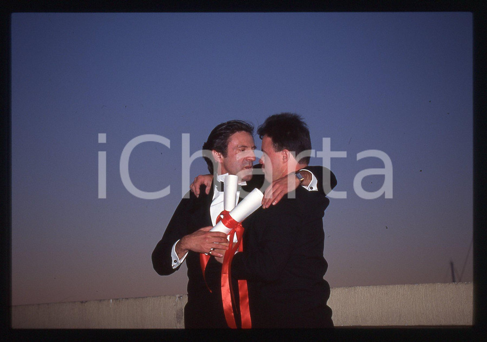 35mm vintage slide* 1996 CANNES Pascal DUQUENNE Daniel AUTEUIL Ritratto (3) La diapositiva &egrave; stata scattata in occasione del Festival del Cinema Diapositiva d'epoca, in formato 35 mm. CONDIZIONI: GOODE' severamente vietata la riproduzione. Tutti i diritti sono riservati. ICharta mette in vendita, sul negozio eBay e in esclusiva sul sito "icharta" il proprio archivio composto da numerose diapositive e negativi fotografici d'epoca, tutti originali e autentici, che attraversano la storia del costume italiano tra gli la fine degli anni Sessanta e Novanta.Si tratta di uno sguardo inedito sull'attualit&agrave;, la politica, la vita quotidiana, il gossip e la cultura, che fotografa il cambiamento della nazione in quest'ultimo scorcio del XX secolo. Un'occasione unica per il mercato del collezionismo, che vede finalmente disponibile un archivio eccezionale per vastit&agrave;, tematiche e condizioni, in un settore (il negativo fotografico e la diapositiva) di assoluta novit&agrave; e dalle interessanti prospettive di investimento.  originale e autentica 1