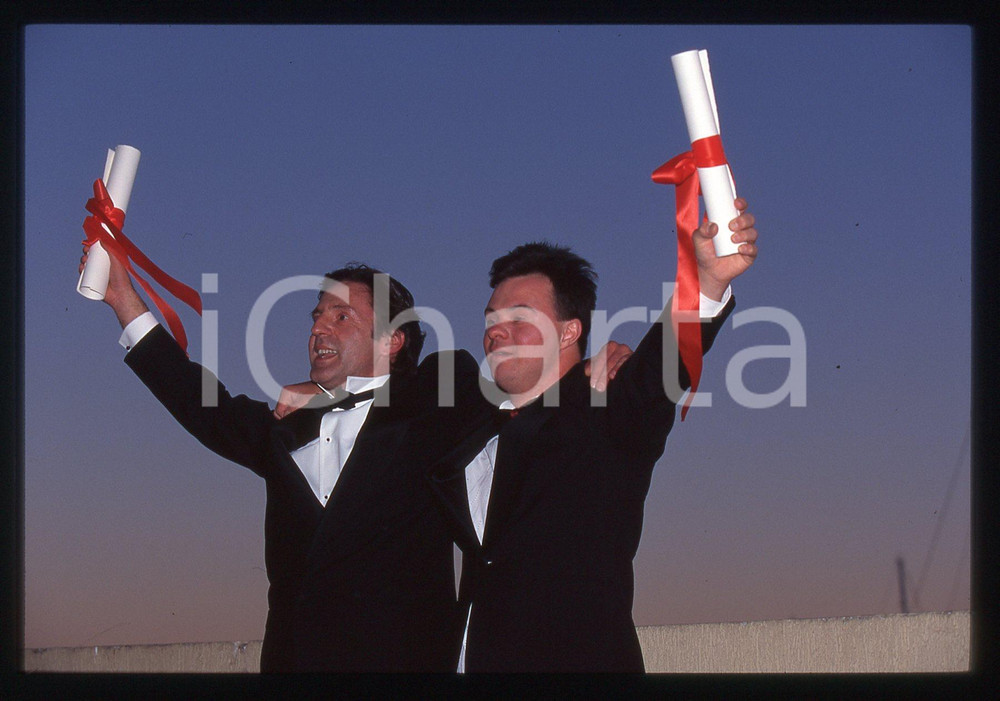 35mm vintage slide* 1996 CANNES Pascal DUQUENNE Daniel AUTEUIL Ritratto (4) La diapositiva &egrave; stata scattata in occasione del Festival del Cinema Diapositiva d'epoca, in formato 35 mm. CONDIZIONI: GOODE' severamente vietata la riproduzione. Tutti i diritti sono riservati. ICharta mette in vendita, sul negozio eBay e in esclusiva sul sito "icharta" il proprio archivio composto da numerose diapositive e negativi fotografici d'epoca, tutti originali e autentici, che attraversano la storia del costume italiano tra gli la fine degli anni Sessanta e Novanta.Si tratta di uno sguardo inedito sull'attualit&agrave;, la politica, la vita quotidiana, il gossip e la cultura, che fotografa il cambiamento della nazione in quest'ultimo scorcio del XX secolo. Un'occasione unica per il mercato del collezionismo, che vede finalmente disponibile un archivio eccezionale per vastit&agrave;, tematiche e condizioni, in un settore (il negativo fotografico e la diapositiva) di assoluta novit&agrave; e dalle interessanti prospettive di investimento.  originale e autentica 1