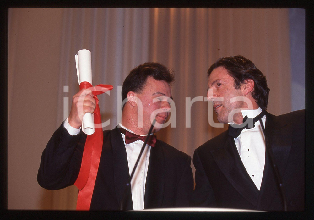 35mm vintage slide* 1996 CANNES Pascal DUQUENNE Daniel AUTEUIL Ritratto (5) La diapositiva &egrave; stata scattata in occasione del Festival del Cinema Diapositiva d'epoca, in formato 35 mm. CONDIZIONI: GOODE' severamente vietata la riproduzione. Tutti i diritti sono riservati. ICharta mette in vendita, sul negozio eBay e in esclusiva sul sito "icharta" il proprio archivio composto da numerose diapositive e negativi fotografici d'epoca, tutti originali e autentici, che attraversano la storia del costume italiano tra gli la fine degli anni Sessanta e Novanta.Si tratta di uno sguardo inedito sull'attualit&agrave;, la politica, la vita quotidiana, il gossip e la cultura, che fotografa il cambiamento della nazione in quest'ultimo scorcio del XX secolo. Un'occasione unica per il mercato del collezionismo, che vede finalmente disponibile un archivio eccezionale per vastit&agrave;, tematiche e condizioni, in un settore (il negativo fotografico e la diapositiva) di assoluta novit&agrave; e dalle interessanti prospettive di investimento.  originale e autentica 1