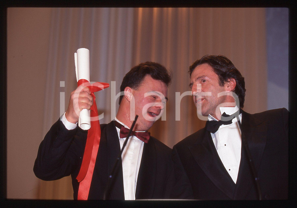 35mm vintage slide* 1996 CANNES Pascal DUQUENNE Daniel AUTEUIL Ritratto (6) La diapositiva &egrave; stata scattata in occasione del Festival del Cinema Diapositiva d'epoca, in formato 35 mm. CONDIZIONI: GOODE' severamente vietata la riproduzione. Tutti i diritti sono riservati. ICharta mette in vendita, sul negozio eBay e in esclusiva sul sito "icharta" il proprio archivio composto da numerose diapositive e negativi fotografici d'epoca, tutti originali e autentici, che attraversano la storia del costume italiano tra gli la fine degli anni Sessanta e Novanta.Si tratta di uno sguardo inedito sull'attualit&agrave;, la politica, la vita quotidiana, il gossip e la cultura, che fotografa il cambiamento della nazione in quest'ultimo scorcio del XX secolo. Un'occasione unica per il mercato del collezionismo, che vede finalmente disponibile un archivio eccezionale per vastit&agrave;, tematiche e condizioni, in un settore (il negativo fotografico e la diapositiva) di assoluta novit&agrave; e dalle interessanti prospettive di investimento.  originale e autentica 1