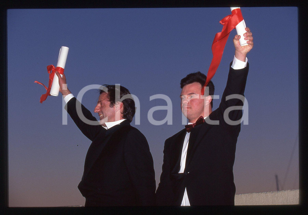 35mm vintage slide* 1996 CANNES Pascal DUQUENNE Daniel AUTEUIL Ritratto (8) La diapositiva &egrave; stata scattata in occasione del Festival del Cinema Diapositiva d'epoca, in formato 35 mm. CONDIZIONI: GOODE' severamente vietata la riproduzione. Tutti i diritti sono riservati. ICharta mette in vendita, sul negozio eBay e in esclusiva sul sito "icharta" il proprio archivio composto da numerose diapositive e negativi fotografici d'epoca, tutti originali e autentici, che attraversano la storia del costume italiano tra gli la fine degli anni Sessanta e Novanta.Si tratta di uno sguardo inedito sull'attualit&agrave;, la politica, la vita quotidiana, il gossip e la cultura, che fotografa il cambiamento della nazione in quest'ultimo scorcio del XX secolo. Un'occasione unica per il mercato del collezionismo, che vede finalmente disponibile un archivio eccezionale per vastit&agrave;, tematiche e condizioni, in un settore (il negativo fotografico e la diapositiva) di assoluta novit&agrave; e dalle interessanti prospettive di investimento.  originale e autentica 1