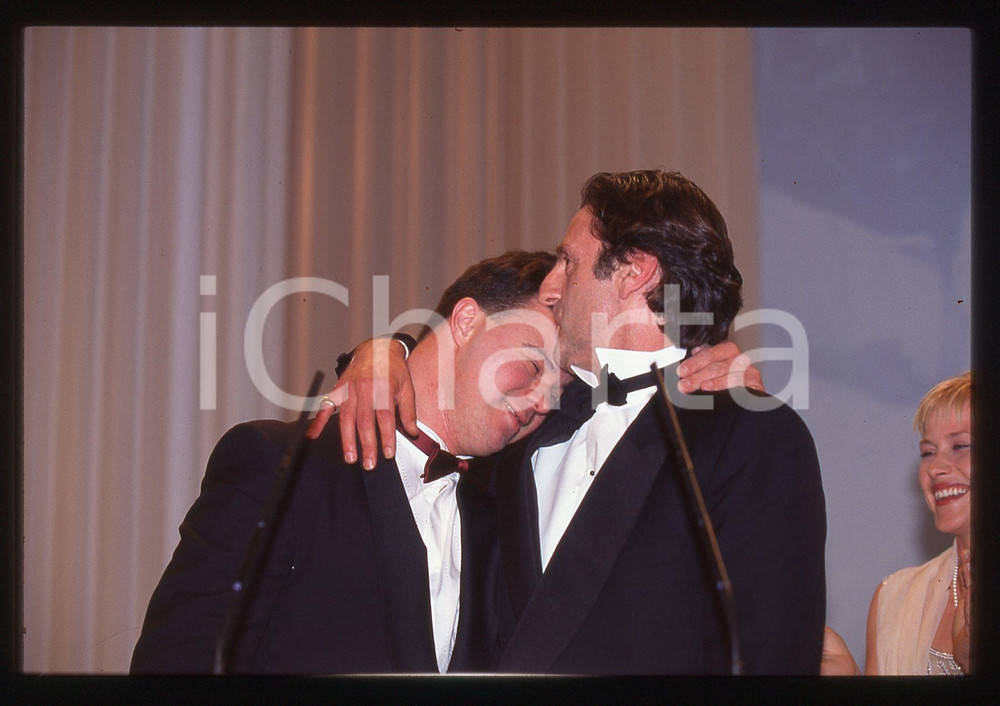 35mm vintage slide* 1996 CANNES Pascal DUQUENNE Daniel AUTEUIL Ritratto (9) La diapositiva &egrave; stata scattata in occasione del Festival del Cinema Diapositiva d'epoca, in formato 35 mm. CONDIZIONI: GOODE' severamente vietata la riproduzione. Tutti i diritti sono riservati. ICharta mette in vendita, sul negozio eBay e in esclusiva sul sito "icharta" il proprio archivio composto da numerose diapositive e negativi fotografici d'epoca, tutti originali e autentici, che attraversano la storia del costume italiano tra gli la fine degli anni Sessanta e Novanta.Si tratta di uno sguardo inedito sull'attualit&agrave;, la politica, la vita quotidiana, il gossip e la cultura, che fotografa il cambiamento della nazione in quest'ultimo scorcio del XX secolo. Un'occasione unica per il mercato del collezionismo, che vede finalmente disponibile un archivio eccezionale per vastit&agrave;, tematiche e condizioni, in un settore (il negativo fotografico e la diapositiva) di assoluta novit&agrave; e dalle interessanti prospettive di investimento.  originale e autentica 1