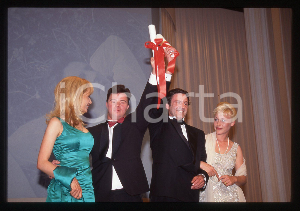 35mm vintage slide* 1996 CANNES Pascal DUQUENNE Daniel AUTEUIL Ritratto (11) La diapositiva &egrave; stata scattata in occasione del Festival del Cinema Diapositiva d'epoca, in formato 35 mm. CONDIZIONI: GOODE' severamente vietata la riproduzione. Tutti i diritti sono riservati. ICharta mette in vendita, sul negozio eBay e in esclusiva sul sito "icharta" il proprio archivio composto da numerose diapositive e negativi fotografici d'epoca, tutti originali e autentici, che attraversano la storia del costume italiano tra gli la fine degli anni Sessanta e Novanta.Si tratta di uno sguardo inedito sull'attualit&agrave;, la politica, la vita quotidiana, il gossip e la cultura, che fotografa il cambiamento della nazione in quest'ultimo scorcio del XX secolo. Un'occasione unica per il mercato del collezionismo, che vede finalmente disponibile un archivio eccezionale per vastit&agrave;, tematiche e condizioni, in un settore (il negativo fotografico e la diapositiva) di assoluta novit&agrave; e dalle interessanti prospettive di investimento.  originale e autentica 1
