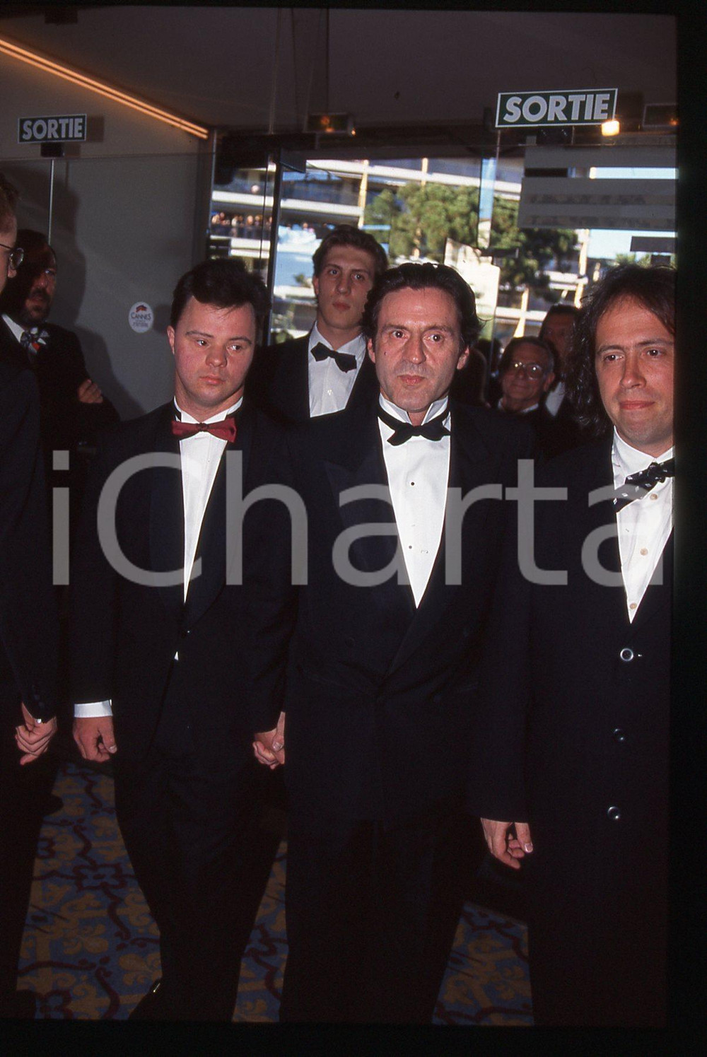 35mm vintage slide* 1996 CANNES Pascal DUQUENNE Daniel AUTEUIL Ritratto (12) La diapositiva &egrave; stata scattata in occasione del Festival del Cinema Diapositiva d'epoca, in formato 35 mm. CONDIZIONI: GOODE' severamente vietata la riproduzione. Tutti i diritti sono riservati. ICharta mette in vendita, sul negozio eBay e in esclusiva sul sito "icharta" il proprio archivio composto da numerose diapositive e negativi fotografici d'epoca, tutti originali e autentici, che attraversano la storia del costume italiano tra gli la fine degli anni Sessanta e Novanta.Si tratta di uno sguardo inedito sull'attualit&agrave;, la politica, la vita quotidiana, il gossip e la cultura, che fotografa il cambiamento della nazione in quest'ultimo scorcio del XX secolo. Un'occasione unica per il mercato del collezionismo, che vede finalmente disponibile un archivio eccezionale per vastit&agrave;, tematiche e condizioni, in un settore (il negativo fotografico e la diapositiva) di assoluta novit&agrave; e dalle interessanti prospettive di investimento.  originale e autentica 1