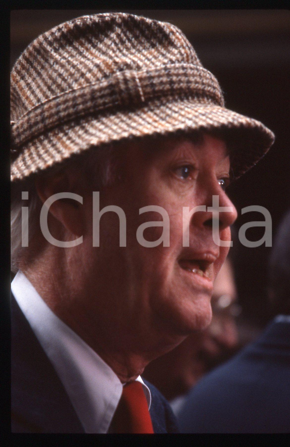 35mm vintage slide* 1987 NEW YORK Daniel Patrick MOYNIHAN al COLUMBUS DAY (1) Diapositiva d'epoca, in formato 35 mm. CONDIZIONI: GOODE' severamente vietata la riproduzione. Tutti i diritti sono riservati. ICharta mette in vendita, sul negozio eBay e in esclusiva sul sito "icharta" il proprio archivio composto da numerose diapositive e negativi fotografici d'epoca, tutti originali e autentici, che attraversano la storia del costume italiano tra gli la fine degli anni Sessanta e Novanta.Si tratta di uno sguardo inedito sull'attualit&agrave;, la politica, la vita quotidiana, il gossip e la cultura, che fotografa il cambiamento della nazione in quest'ultimo scorcio del XX secolo. Un'occasione unica per il mercato del collezionismo, che vede finalmente disponibile un archivio eccezionale per vastit&agrave;, tematiche e condizioni, in un settore (il negativo fotografico e la diapositiva) di assoluta novit&agrave; e dalle interessanti prospettive di investimento.  originale e autentica 1