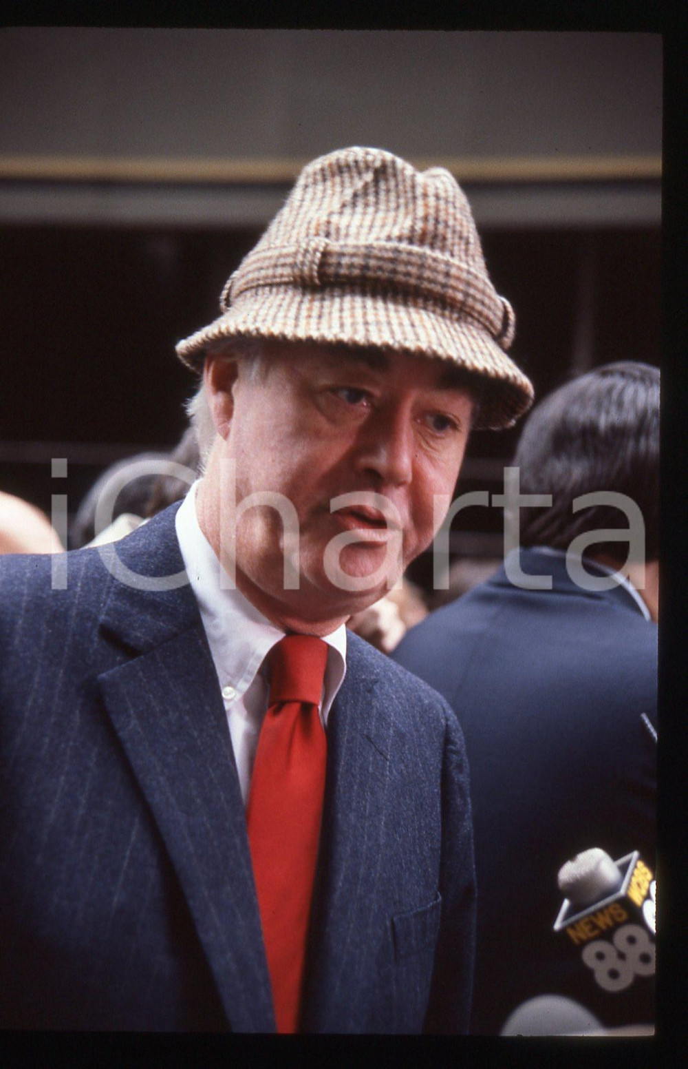 35mm vintage slide* 1987 NEW YORK Daniel Patrick MOYNIHAM al COLUMBUS DAY (2) Diapositiva d'epoca, in formato 35 mm. CONDIZIONI: GOODE' severamente vietata la riproduzione. Tutti i diritti sono riservati. ICharta mette in vendita, sul negozio eBay e in esclusiva sul sito "icharta" il proprio archivio composto da numerose diapositive e negativi fotografici d'epoca, tutti originali e autentici, che attraversano la storia del costume italiano tra gli la fine degli anni Sessanta e Novanta.Si tratta di uno sguardo inedito sull'attualit&agrave;, la politica, la vita quotidiana, il gossip e la cultura, che fotografa il cambiamento della nazione in quest'ultimo scorcio del XX secolo. Un'occasione unica per il mercato del collezionismo, che vede finalmente disponibile un archivio eccezionale per vastit&agrave;, tematiche e condizioni, in un settore (il negativo fotografico e la diapositiva) di assoluta novit&agrave; e dalle interessanti prospettive di investimento.  originale e autentica 1