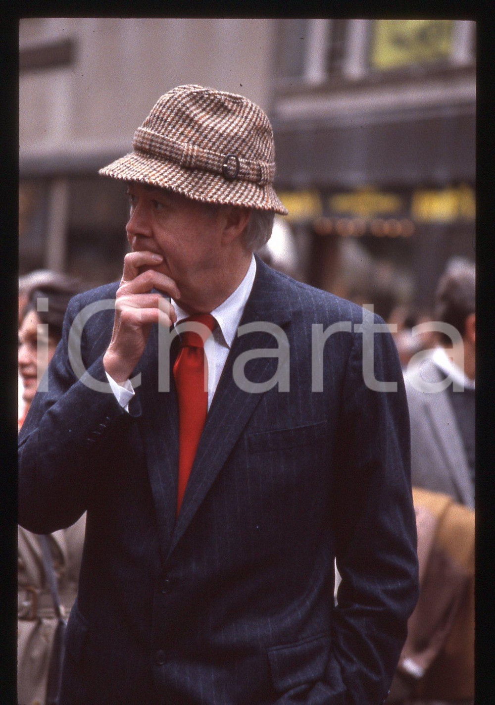 35mm vintage slide* 1987 NEW YORK Daniel Patrick MOYNIHAM al COLUMBUS DAY (3) Diapositiva d'epoca, in formato 35 mm. CONDIZIONI: GOODE' severamente vietata la riproduzione. Tutti i diritti sono riservati. ICharta mette in vendita, sul negozio eBay e in esclusiva sul sito "icharta" il proprio archivio composto da numerose diapositive e negativi fotografici d'epoca, tutti originali e autentici, che attraversano la storia del costume italiano tra gli la fine degli anni Sessanta e Novanta.Si tratta di uno sguardo inedito sull'attualit&agrave;, la politica, la vita quotidiana, il gossip e la cultura, che fotografa il cambiamento della nazione in quest'ultimo scorcio del XX secolo. Un'occasione unica per il mercato del collezionismo, che vede finalmente disponibile un archivio eccezionale per vastit&agrave;, tematiche e condizioni, in un settore (il negativo fotografico e la diapositiva) di assoluta novit&agrave; e dalle interessanti prospettive di investimento.  originale e autentica 1