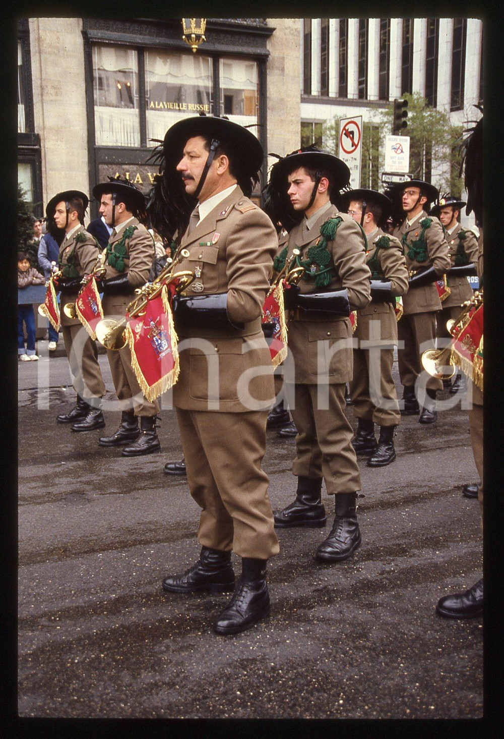 35mm vintage slide* 1987 NEW YORK Fanfara dei Bersaglieri al COLUMBUS DAY  Diapositiva d'epoca, in formato 35 mm. CONDIZIONI: GOODE' severamente vietata la riproduzione. Tutti i diritti sono riservati. ICharta mette in vendita, sul negozio eBay e in esclusiva sul sito "icharta" il proprio archivio composto da numerose diapositive e negativi fotografici d'epoca, tutti originali e autentici, che attraversano la storia del costume italiano tra gli la fine degli anni Sessanta e Novanta.Si tratta di uno sguardo inedito sull'attualit&agrave;, la politica, la vita quotidiana, il gossip e la cultura, che fotografa il cambiamento della nazione in quest'ultimo scorcio del XX secolo. Un'occasione unica per il mercato del collezionismo, che vede finalmente disponibile un archivio eccezionale per vastit&agrave;, tematiche e condizioni, in un settore (il negativo fotografico e la diapositiva) di assoluta novit&agrave; e dalle interessanti prospettive di investimento.  originale e autentica 1
