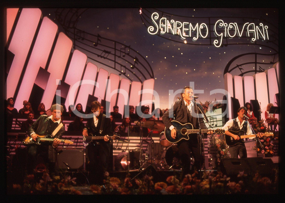 35mm vintage slide* 1994 SANREMO GIOVANI Marco BRUNI Giorgio TERZI dei DECO 3  La diapositiva &egrave; stata scattata al Teatro Ariston. Non &egrave; chiaro il nome dei restanti componenti della bandDiapositiva d'epoca, in formato 35 mm. CONDIZIONI: GOODE' severamente vietata la riproduzione. Tutti i diritti sono riservati. ICharta mette in vendita, sul negozio eBay e in esclusiva sul sito "icharta" il proprio archivio composto da numerose diapositive e negativi fotografici d'epoca, tutti originali e autentici, che attraversano la storia del costume italiano tra gli la fine degli anni Sessanta e Novanta.Si tratta di uno sguardo inedito sull'attualit&agrave;, la politica, la vita quotidiana, il gossip e la cultura, che fotografa il cambiamento della nazione in quest'ultimo scorcio del XX secolo. Un'occasione unica per il mercato del collezionismo, che vede finalmente disponibile un archivio eccezionale per vastit&agrave;, tematiche e condizioni, in un settore (il negativo fotografico e la diapositiva) di assoluta novit&agrave; e dalle interessanti prospettive di investimento.  originale e autentica 1