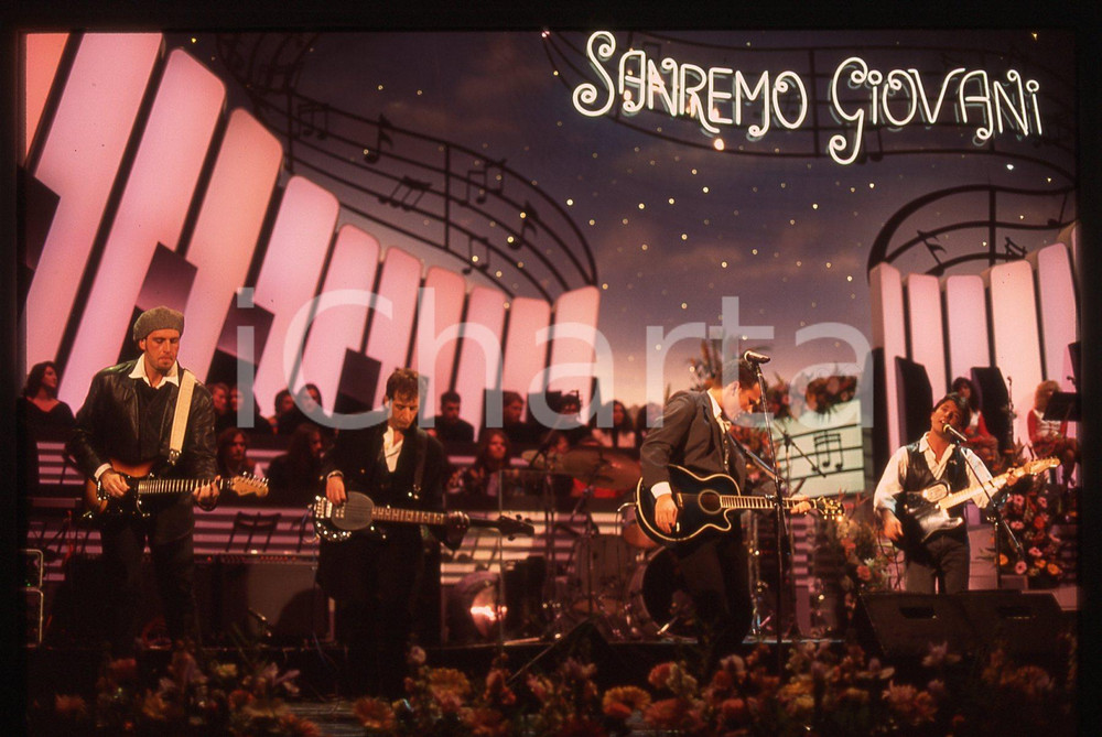 35mm vintage slide* 1994 SANREMO GIOVANI Marco BRUNI Giorgio TERZI dei DECO 7  La diapositiva &egrave; stata scattata al Teatro Ariston. Diapositiva d'epoca, in formato 35 mm. CONDIZIONI: GOODE' severamente vietata la riproduzione. Tutti i diritti sono riservati. ICharta mette in vendita, sul negozio eBay e in esclusiva sul sito "icharta" il proprio archivio composto da numerose diapositive e negativi fotografici d'epoca, tutti originali e autentici, che attraversano la storia del costume italiano tra gli la fine degli anni Sessanta e Novanta.Si tratta di uno sguardo inedito sull'attualit&agrave;, la politica, la vita quotidiana, il gossip e la cultura, che fotografa il cambiamento della nazione in quest'ultimo scorcio del XX secolo. Un'occasione unica per il mercato del collezionismo, che vede finalmente disponibile un archivio eccezionale per vastit&agrave;, tematiche e condizioni, in un settore (il negativo fotografico e la diapositiva) di assoluta novit&agrave; e dalle interessanti prospettive di investimento.  originale e autentica 1