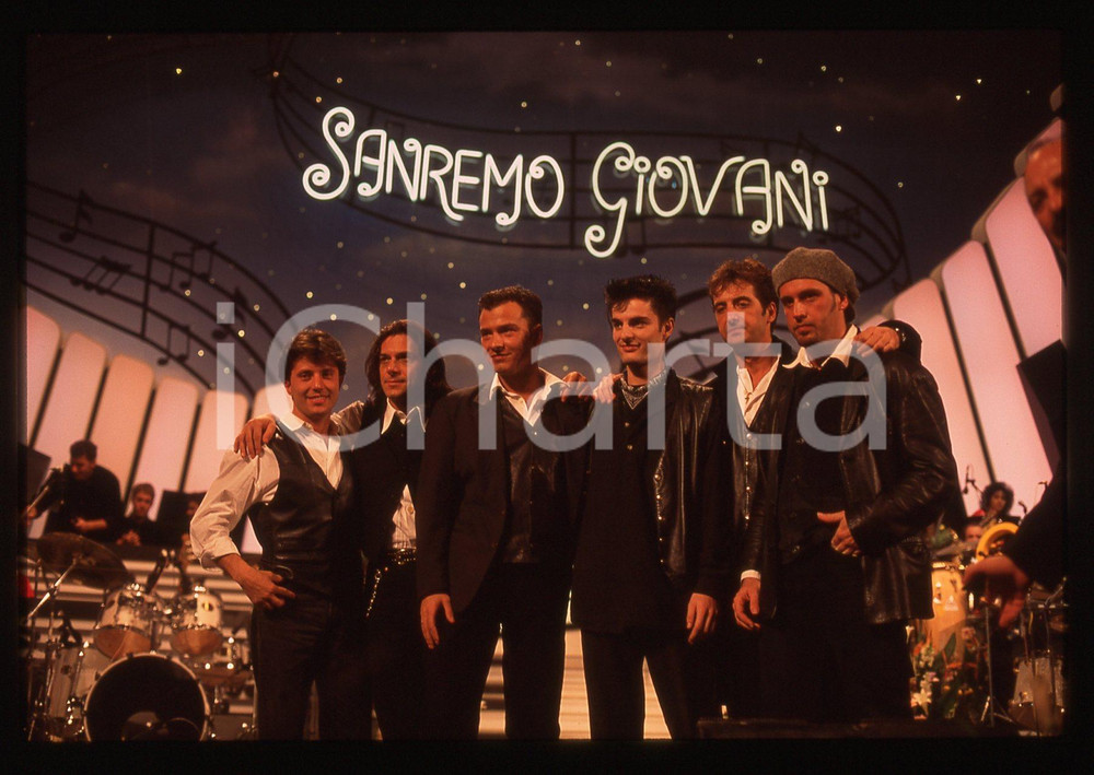 35mm vintage slide* 1994 SANREMO GIOVANI Marco BRUNI Giorgio TERZI dei DECO 8  La diapositiva &egrave; stata scattata al Teatro Ariston. Diapositiva d'epoca, in formato 35 mm. CONDIZIONI: GOODE' severamente vietata la riproduzione. Tutti i diritti sono riservati. ICharta mette in vendita, sul negozio eBay e in esclusiva sul sito "icharta" il proprio archivio composto da numerose diapositive e negativi fotografici d'epoca, tutti originali e autentici, che attraversano la storia del costume italiano tra gli la fine degli anni Sessanta e Novanta.Si tratta di uno sguardo inedito sull'attualit&agrave;, la politica, la vita quotidiana, il gossip e la cultura, che fotografa il cambiamento della nazione in quest'ultimo scorcio del XX secolo. Un'occasione unica per il mercato del collezionismo, che vede finalmente disponibile un archivio eccezionale per vastit&agrave;, tematiche e condizioni, in un settore (il negativo fotografico e la diapositiva) di assoluta novit&agrave; e dalle interessanti prospettive di investimento.  originale e autentica 1