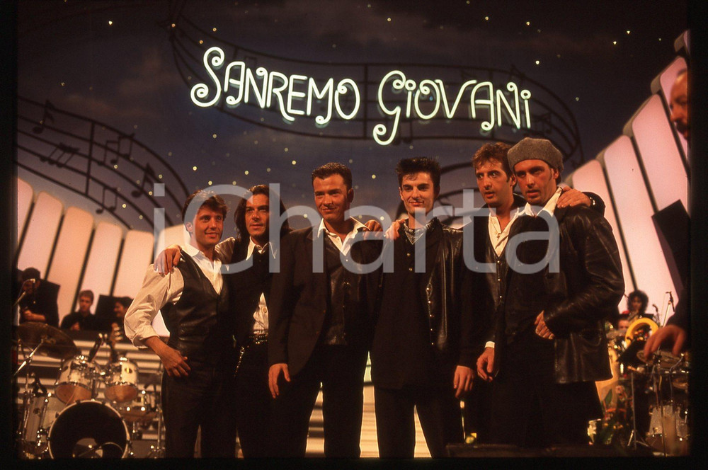 35mm vintage slide* 1994 SANREMO GIOVANI Marco BRUNI Giorgio TERZI dei DECO 9  La diapositiva &egrave; stata scattata al Teatro Ariston. Diapositiva d'epoca, in formato 35 mm. CONDIZIONI: GOODE' severamente vietata la riproduzione. Tutti i diritti sono riservati. ICharta mette in vendita, sul negozio eBay e in esclusiva sul sito "icharta" il proprio archivio composto da numerose diapositive e negativi fotografici d'epoca, tutti originali e autentici, che attraversano la storia del costume italiano tra gli la fine degli anni Sessanta e Novanta.Si tratta di uno sguardo inedito sull'attualit&agrave;, la politica, la vita quotidiana, il gossip e la cultura, che fotografa il cambiamento della nazione in quest'ultimo scorcio del XX secolo. Un'occasione unica per il mercato del collezionismo, che vede finalmente disponibile un archivio eccezionale per vastit&agrave;, tematiche e condizioni, in un settore (il negativo fotografico e la diapositiva) di assoluta novit&agrave; e dalle interessanti prospettive di investimento.  originale e autentica 1
