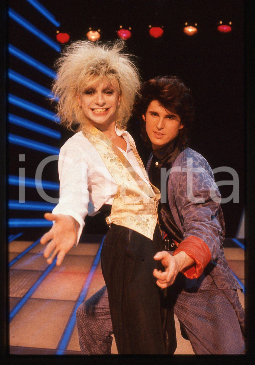 35mm vintage slide* 1985 FESTIVALBAR Markus MORL Mark JEFFERIS dei T.X.T. (9) Diapositiva d'epoca, in formato 35 mm. CONDIZIONI: GOODE' severamente vietata la riproduzione. Tutti i diritti sono riservati. ICharta mette in vendita, sul negozio eBay e in esclusiva sul sito "icharta" il proprio archivio composto da numerose diapositive e negativi fotografici d'epoca, tutti originali e autentici, che attraversano la storia del costume italiano tra gli la fine degli anni Sessanta e Novanta.Si tratta di uno sguardo inedito sull'attualit&agrave;, la politica, la vita quotidiana, il gossip e la cultura, che fotografa il cambiamento della nazione in quest'ultimo scorcio del XX secolo. Un'occasione unica per il mercato del collezionismo, che vede finalmente disponibile un archivio eccezionale per vastit&agrave;, tematiche e condizioni, in un settore (il negativo fotografico e la diapositiva) di assoluta novit&agrave; e dalle interessanti prospettive di investimento.  originale e autentica 1