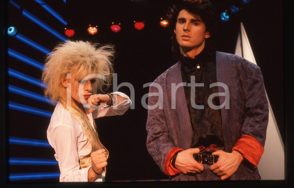 35mm vintage slide* 1985 FESTIVALBAR Markus MORL Mark JEFFERIS dei T.X.T. (11) Diapositiva d'epoca, in formato 35 mm. CONDIZIONI: GOODE' severamente vietata la riproduzione. Tutti i diritti sono riservati. ICharta mette in vendita, sul negozio eBay e in esclusiva sul sito "icharta" il proprio archivio composto da numerose diapositive e negativi fotografici d'epoca, tutti originali e autentici, che attraversano la storia del costume italiano tra gli la fine degli anni Sessanta e Novanta.Si tratta di uno sguardo inedito sull'attualit&agrave;, la politica, la vita quotidiana, il gossip e la cultura, che fotografa il cambiamento della nazione in quest'ultimo scorcio del XX secolo. Un'occasione unica per il mercato del collezionismo, che vede finalmente disponibile un archivio eccezionale per vastit&agrave;, tematiche e condizioni, in un settore (il negativo fotografico e la diapositiva) di assoluta novit&agrave; e dalle interessanti prospettive di investimento.  originale e autentica 1