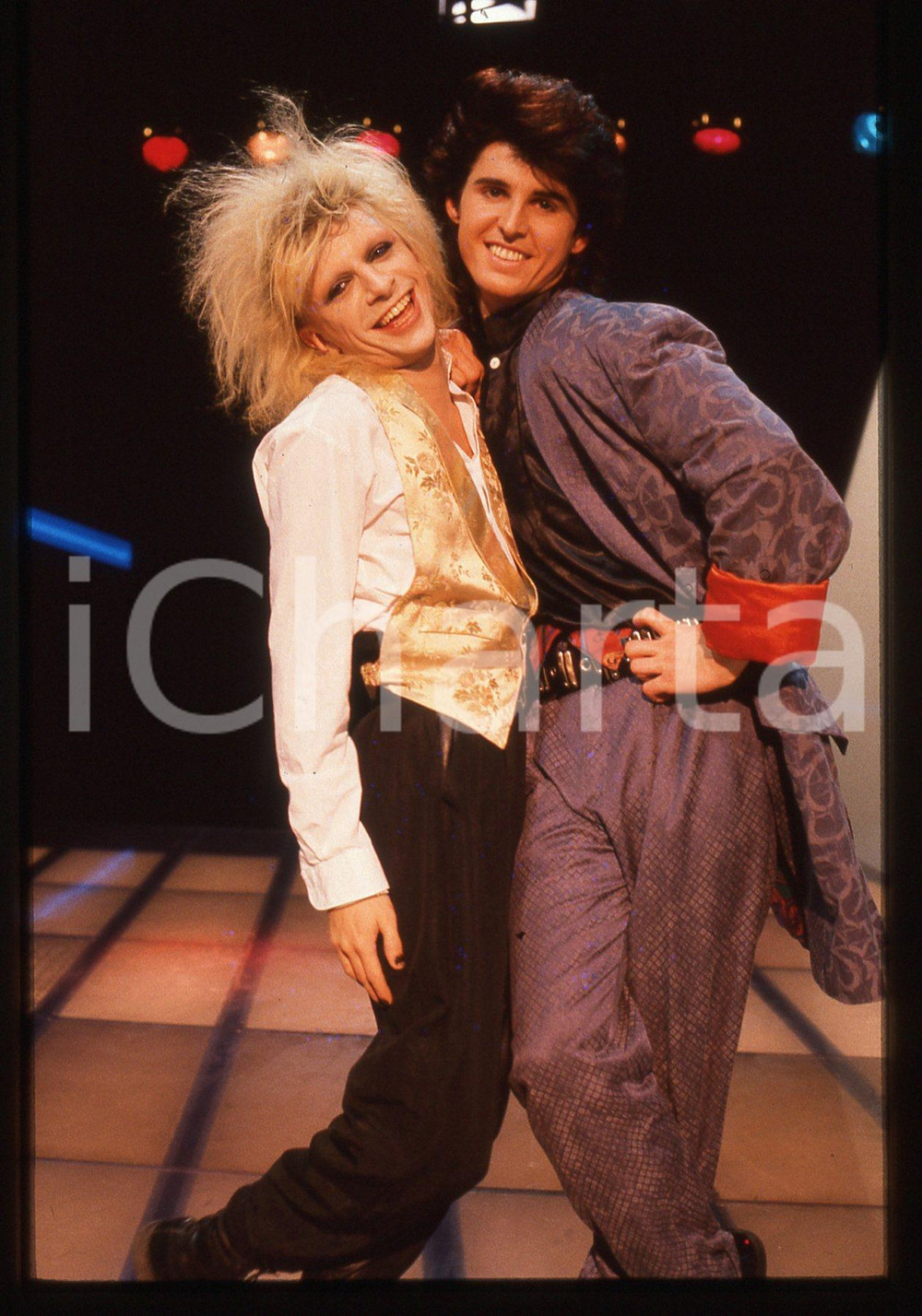 35mm vintage slide* 1985 FESTIVALBAR Markus MORL Mark JEFFERIS dei T.X.T. (13) Diapositiva d'epoca, in formato 35 mm. CONDIZIONI: GOODE' severamente vietata la riproduzione. Tutti i diritti sono riservati. ICharta mette in vendita, sul negozio eBay e in esclusiva sul sito "icharta" il proprio archivio composto da numerose diapositive e negativi fotografici d'epoca, tutti originali e autentici, che attraversano la storia del costume italiano tra gli la fine degli anni Sessanta e Novanta.Si tratta di uno sguardo inedito sull'attualit&agrave;, la politica, la vita quotidiana, il gossip e la cultura, che fotografa il cambiamento della nazione in quest'ultimo scorcio del XX secolo. Un'occasione unica per il mercato del collezionismo, che vede finalmente disponibile un archivio eccezionale per vastit&agrave;, tematiche e condizioni, in un settore (il negativo fotografico e la diapositiva) di assoluta novit&agrave; e dalle interessanti prospettive di investimento.  originale e autentica 1