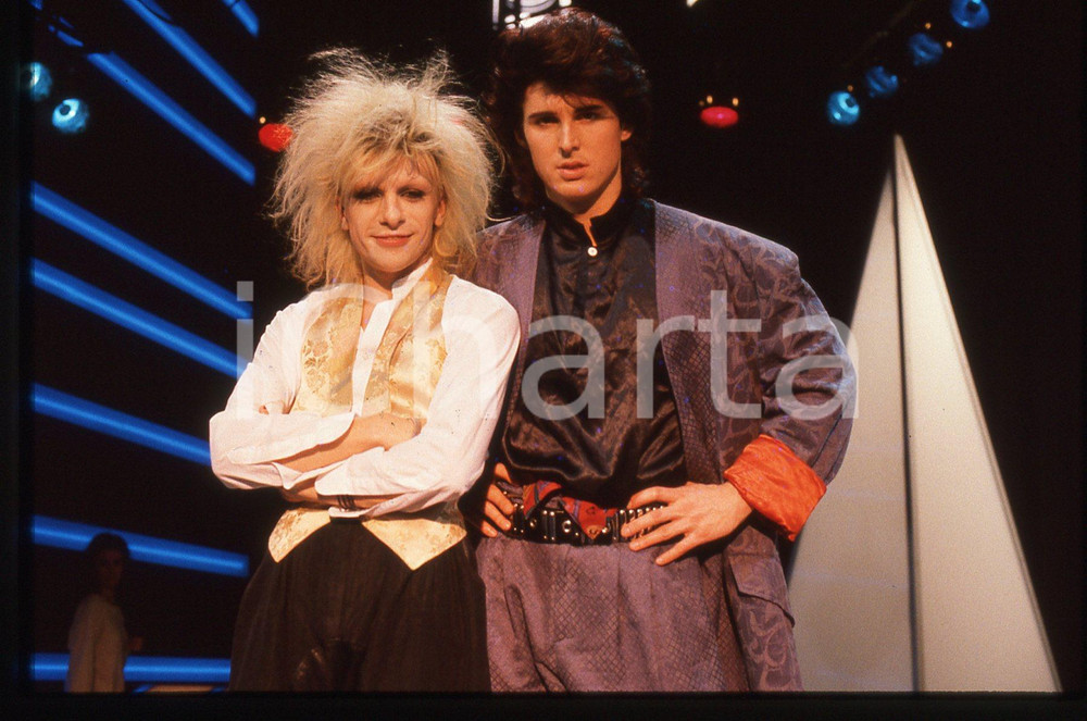 35mm vintage slide* 1985 FESTIVALBAR Markus MORL Mark JEFFERIS dei T.X.T. (15) Diapositiva d'epoca, in formato 35 mm. CONDIZIONI: GOODE' severamente vietata la riproduzione. Tutti i diritti sono riservati. ICharta mette in vendita, sul negozio eBay e in esclusiva sul sito "icharta" il proprio archivio composto da numerose diapositive e negativi fotografici d'epoca, tutti originali e autentici, che attraversano la storia del costume italiano tra gli la fine degli anni Sessanta e Novanta.Si tratta di uno sguardo inedito sull'attualit&agrave;, la politica, la vita quotidiana, il gossip e la cultura, che fotografa il cambiamento della nazione in quest'ultimo scorcio del XX secolo. Un'occasione unica per il mercato del collezionismo, che vede finalmente disponibile un archivio eccezionale per vastit&agrave;, tematiche e condizioni, in un settore (il negativo fotografico e la diapositiva) di assoluta novit&agrave; e dalle interessanti prospettive di investimento.  originale e autentica 1