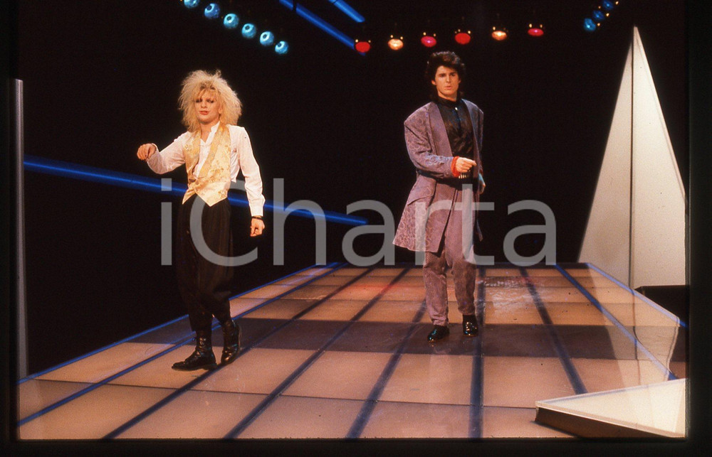 35mm vintage slide* 1985 FESTIVALBAR Markus MORL Mark JEFFERIS dei T.X.T. (16) Diapositiva d'epoca, in formato 35 mm. CONDIZIONI: GOODE' severamente vietata la riproduzione. Tutti i diritti sono riservati. ICharta mette in vendita, sul negozio eBay e in esclusiva sul sito "icharta" il proprio archivio composto da numerose diapositive e negativi fotografici d'epoca, tutti originali e autentici, che attraversano la storia del costume italiano tra gli la fine degli anni Sessanta e Novanta.Si tratta di uno sguardo inedito sull'attualit&agrave;, la politica, la vita quotidiana, il gossip e la cultura, che fotografa il cambiamento della nazione in quest'ultimo scorcio del XX secolo. Un'occasione unica per il mercato del collezionismo, che vede finalmente disponibile un archivio eccezionale per vastit&agrave;, tematiche e condizioni, in un settore (il negativo fotografico e la diapositiva) di assoluta novit&agrave; e dalle interessanti prospettive di investimento.  originale e autentica 1