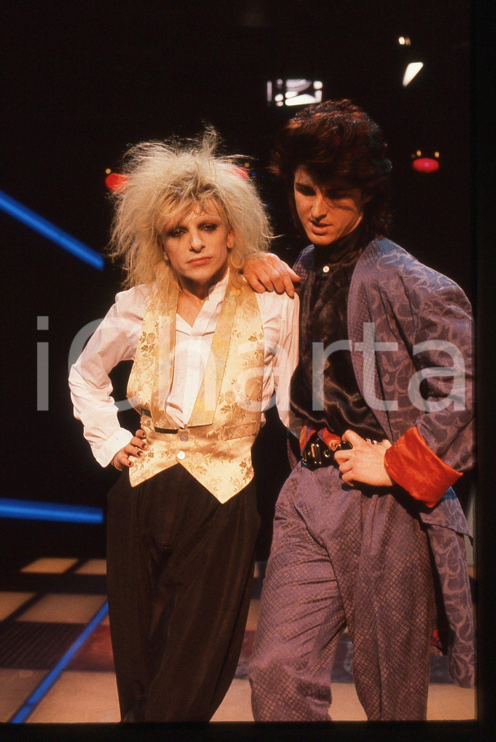 35mm vintage slide* 1985 FESTIVALBAR Markus MORL Mark JEFFERIS dei T.X.T. (17) Diapositiva d'epoca, in formato 35 mm. CONDIZIONI: GOODE' severamente vietata la riproduzione. Tutti i diritti sono riservati. ICharta mette in vendita, sul negozio eBay e in esclusiva sul sito "icharta" il proprio archivio composto da numerose diapositive e negativi fotografici d'epoca, tutti originali e autentici, che attraversano la storia del costume italiano tra gli la fine degli anni Sessanta e Novanta.Si tratta di uno sguardo inedito sull'attualit&agrave;, la politica, la vita quotidiana, il gossip e la cultura, che fotografa il cambiamento della nazione in quest'ultimo scorcio del XX secolo. Un'occasione unica per il mercato del collezionismo, che vede finalmente disponibile un archivio eccezionale per vastit&agrave;, tematiche e condizioni, in un settore (il negativo fotografico e la diapositiva) di assoluta novit&agrave; e dalle interessanti prospettive di investimento.  originale e autentica 1