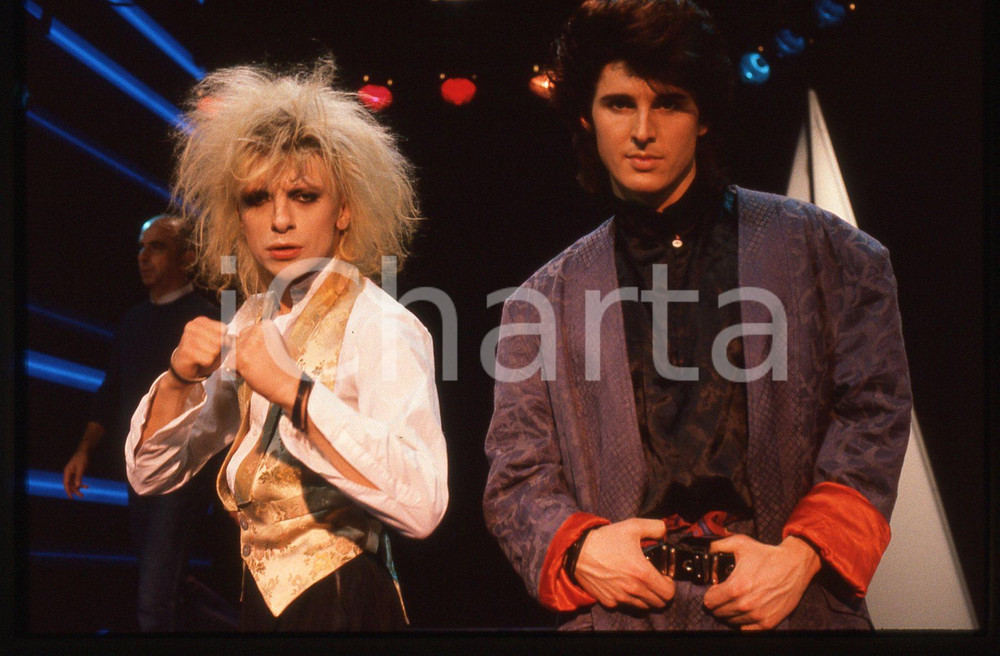 35mm vintage slide* 1985 FESTIVALBAR Markus MORL Mark JEFFERIS dei T.X.T. (20) Diapositiva d'epoca, in formato 35 mm. CONDIZIONI: GOODE' severamente vietata la riproduzione. Tutti i diritti sono riservati. ICharta mette in vendita, sul negozio eBay e in esclusiva sul sito "icharta" il proprio archivio composto da numerose diapositive e negativi fotografici d'epoca, tutti originali e autentici, che attraversano la storia del costume italiano tra gli la fine degli anni Sessanta e Novanta.Si tratta di uno sguardo inedito sull'attualit&agrave;, la politica, la vita quotidiana, il gossip e la cultura, che fotografa il cambiamento della nazione in quest'ultimo scorcio del XX secolo. Un'occasione unica per il mercato del collezionismo, che vede finalmente disponibile un archivio eccezionale per vastit&agrave;, tematiche e condizioni, in un settore (il negativo fotografico e la diapositiva) di assoluta novit&agrave; e dalle interessanti prospettive di investimento.  originale e autentica 1