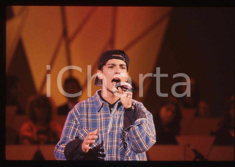 35mm vintage slide* 1993 RAI SANREMO FAMOSI Giordano ALIVERNINI "ALIVER J" (1) La diapositiva &egrave; stata scattata al Teatro Ariston Diapositiva d'epoca, in formato 35 mm. CONDIZIONI: GOODE' severamente vietata la riproduzione. Tutti i diritti sono riservati. ICharta mette in vendita, sul negozio eBay e in esclusiva sul sito "icharta" il proprio archivio composto da numerose diapositive e negativi fotografici d'epoca, tutti originali e autentici, che attraversano la storia del costume italiano tra gli la fine degli anni Sessanta e Novanta.Si tratta di uno sguardo inedito sull'attualit&agrave;, la politica, la vita quotidiana, il gossip e la cultura, che fotografa il cambiamento della nazione in quest'ultimo scorcio del XX secolo. Un'occasione unica per il mercato del collezionismo, che vede finalmente disponibile un archivio eccezionale per vastit&agrave;, tematiche e condizioni, in un settore (il negativo fotografico e la diapositiva) di assoluta novit&agrave; e dalle interessanti prospettive di investimento.  originale e autentica 1