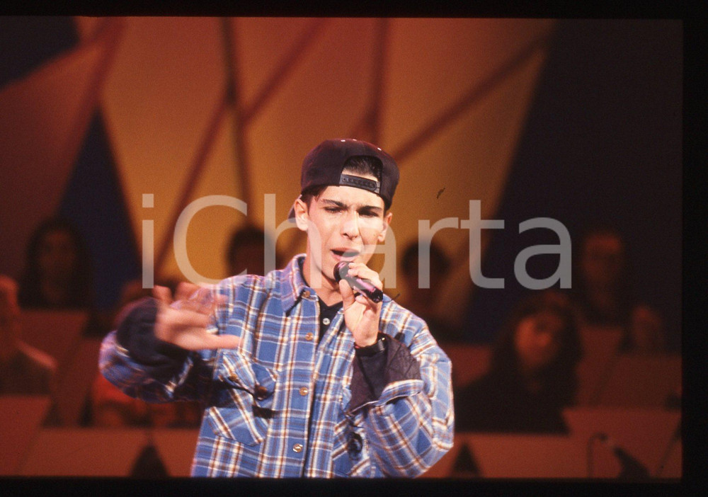 35mm vintage slide* 1993 RAI SANREMO FAMOSI Giordano ALIVERNINI "ALIVER J" (2) La diapositiva &egrave; stata scattata al Teatro Ariston Diapositiva d'epoca, in formato 35 mm. CONDIZIONI: GOODE' severamente vietata la riproduzione. Tutti i diritti sono riservati. ICharta mette in vendita, sul negozio eBay e in esclusiva sul sito "icharta" il proprio archivio composto da numerose diapositive e negativi fotografici d'epoca, tutti originali e autentici, che attraversano la storia del costume italiano tra gli la fine degli anni Sessanta e Novanta.Si tratta di uno sguardo inedito sull'attualit&agrave;, la politica, la vita quotidiana, il gossip e la cultura, che fotografa il cambiamento della nazione in quest'ultimo scorcio del XX secolo. Un'occasione unica per il mercato del collezionismo, che vede finalmente disponibile un archivio eccezionale per vastit&agrave;, tematiche e condizioni, in un settore (il negativo fotografico e la diapositiva) di assoluta novit&agrave; e dalle interessanti prospettive di investimento.  originale e autentica 1