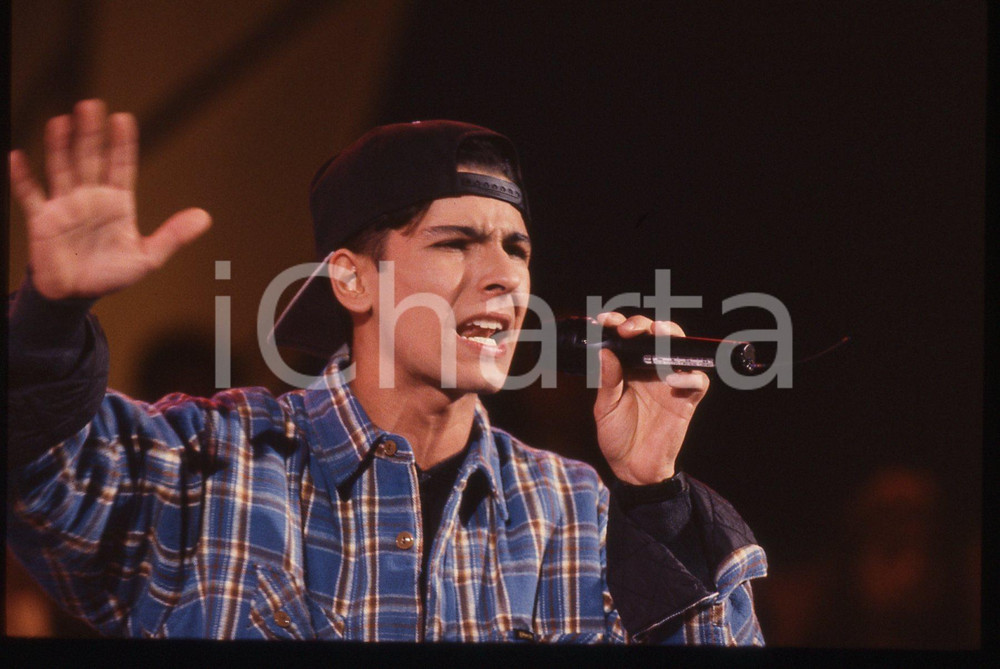35mm vintage slide* 1993 RAI SANREMO FAMOSI Giordano ALIVERNINI "ALIVER J" (5) La diapositiva &egrave; stata scattata al Teatro Ariston Diapositiva d'epoca, in formato 35 mm. CONDIZIONI: GOODE' severamente vietata la riproduzione. Tutti i diritti sono riservati. ICharta mette in vendita, sul negozio eBay e in esclusiva sul sito "icharta" il proprio archivio composto da numerose diapositive e negativi fotografici d'epoca, tutti originali e autentici, che attraversano la storia del costume italiano tra gli la fine degli anni Sessanta e Novanta.Si tratta di uno sguardo inedito sull'attualit&agrave;, la politica, la vita quotidiana, il gossip e la cultura, che fotografa il cambiamento della nazione in quest'ultimo scorcio del XX secolo. Un'occasione unica per il mercato del collezionismo, che vede finalmente disponibile un archivio eccezionale per vastit&agrave;, tematiche e condizioni, in un settore (il negativo fotografico e la diapositiva) di assoluta novit&agrave; e dalle interessanti prospettive di investimento.  originale e autentica 1