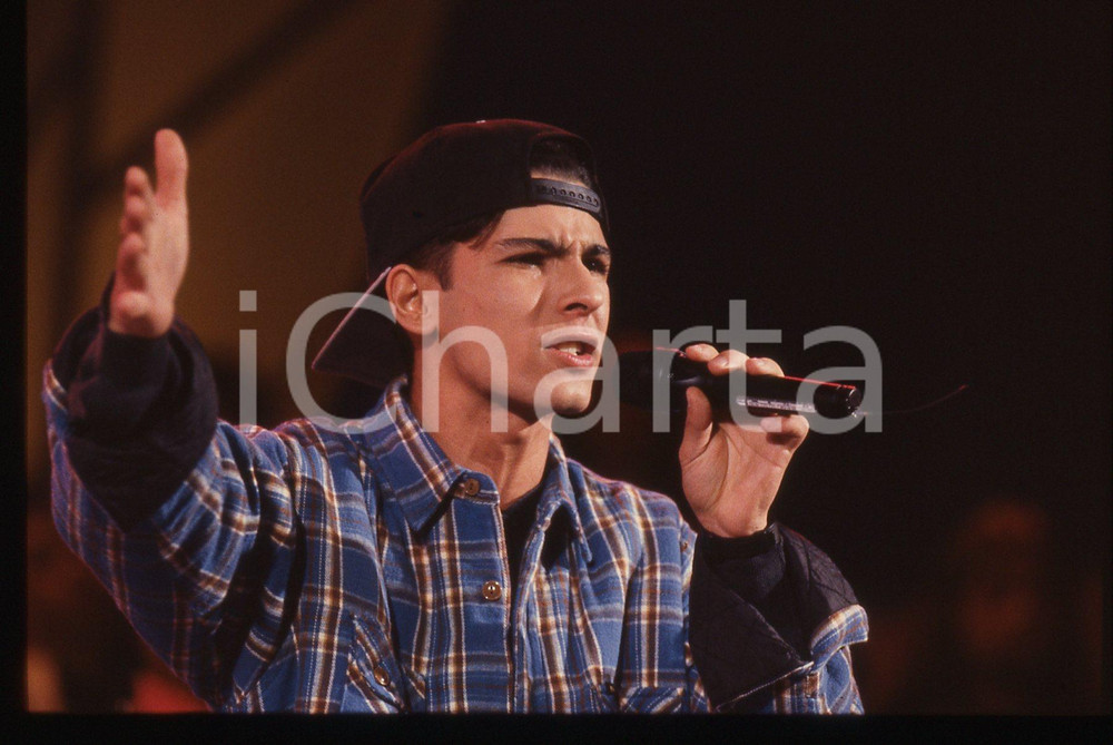 35mm vintage slide* 1993 RAI SANREMO FAMOSI Giordano ALIVERNINI "ALIVER J" (10) La diapositiva &egrave; stata scattata al Teatro Ariston Diapositiva d'epoca, in formato 35 mm. CONDIZIONI: GOODE' severamente vietata la riproduzione. Tutti i diritti sono riservati. ICharta mette in vendita, sul negozio eBay e in esclusiva sul sito "icharta" il proprio archivio composto da numerose diapositive e negativi fotografici d'epoca, tutti originali e autentici, che attraversano la storia del costume italiano tra gli la fine degli anni Sessanta e Novanta.Si tratta di uno sguardo inedito sull'attualit&agrave;, la politica, la vita quotidiana, il gossip e la cultura, che fotografa il cambiamento della nazione in quest'ultimo scorcio del XX secolo. Un'occasione unica per il mercato del collezionismo, che vede finalmente disponibile un archivio eccezionale per vastit&agrave;, tematiche e condizioni, in un settore (il negativo fotografico e la diapositiva) di assoluta novit&agrave; e dalle interessanti prospettive di investimento.  originale e autentica 1
