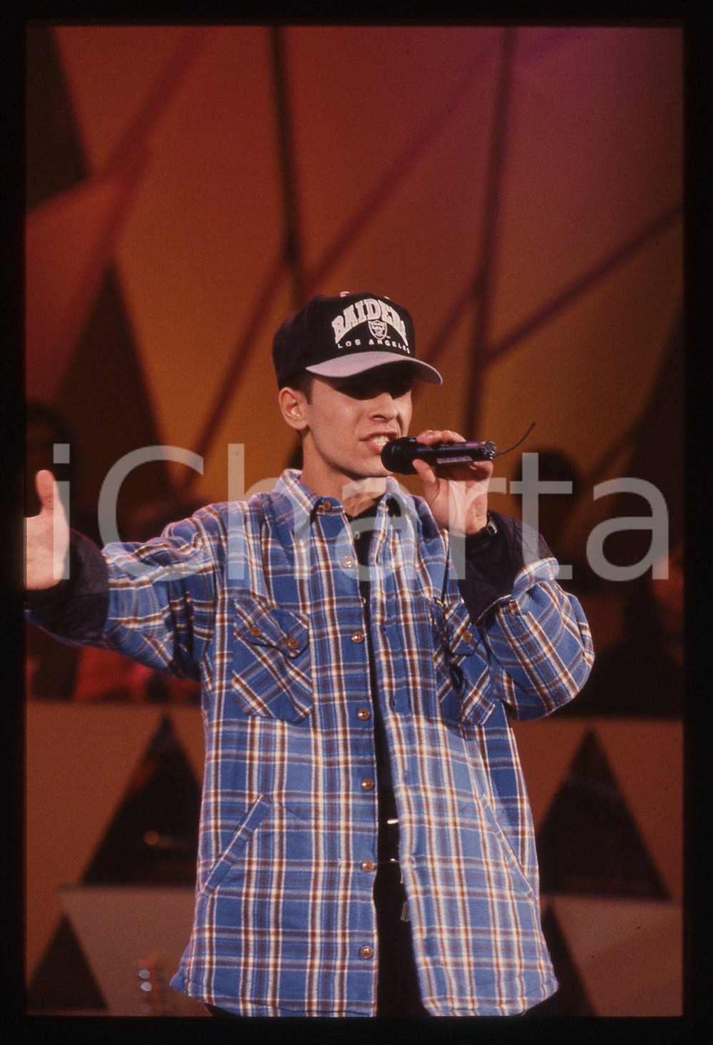35mm vintage slide* 1993 RAI SANREMO FAMOSI Giordano ALIVERNINI "ALIVER J" (12) La diapositiva &egrave; stata scattata al Teatro Ariston Diapositiva d'epoca, in formato 35 mm. CONDIZIONI: GOODE' severamente vietata la riproduzione. Tutti i diritti sono riservati. ICharta mette in vendita, sul negozio eBay e in esclusiva sul sito "icharta" il proprio archivio composto da numerose diapositive e negativi fotografici d'epoca, tutti originali e autentici, che attraversano la storia del costume italiano tra gli la fine degli anni Sessanta e Novanta.Si tratta di uno sguardo inedito sull'attualit&agrave;, la politica, la vita quotidiana, il gossip e la cultura, che fotografa il cambiamento della nazione in quest'ultimo scorcio del XX secolo. Un'occasione unica per il mercato del collezionismo, che vede finalmente disponibile un archivio eccezionale per vastit&agrave;, tematiche e condizioni, in un settore (il negativo fotografico e la diapositiva) di assoluta novit&agrave; e dalle interessanti prospettive di investimento.  originale e autentica 1