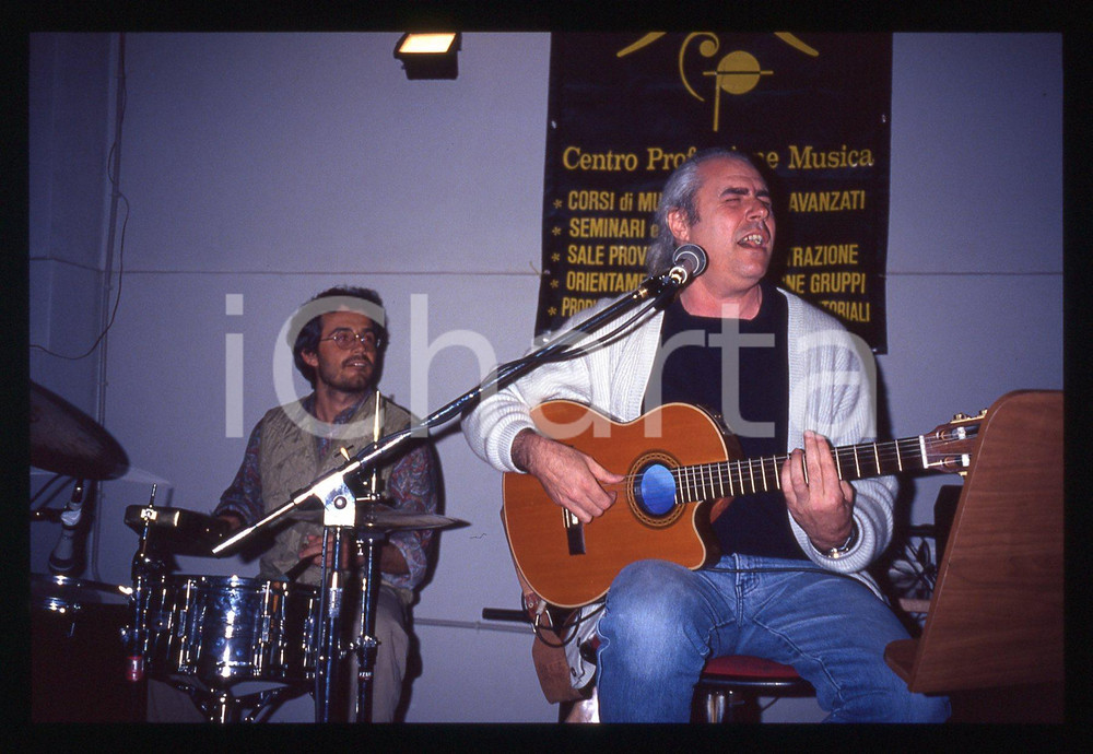 35mm vintage slide* 1990ca MILANO Franco MUSSIDA in concerto al CPM (1) Diapositiva d'epoca, in formato 35 mm. CONDIZIONI: GOODE' severamente vietata la riproduzione. Tutti i diritti sono riservati. ICharta mette in vendita, sul negozio eBay e in esclusiva sul sito "icharta" il proprio archivio composto da numerose diapositive e negativi fotografici d'epoca, tutti originali e autentici, che attraversano la storia del costume italiano tra gli la fine degli anni Sessanta e Novanta.Si tratta di uno sguardo inedito sull'attualit&agrave;, la politica, la vita quotidiana, il gossip e la cultura, che fotografa il cambiamento della nazione in quest'ultimo scorcio del XX secolo. Un'occasione unica per il mercato del collezionismo, che vede finalmente disponibile un archivio eccezionale per vastit&agrave;, tematiche e condizioni, in un settore (il negativo fotografico e la diapositiva) di assoluta novit&agrave; e dalle interessanti prospettive di investimento.  originale e autentica 1