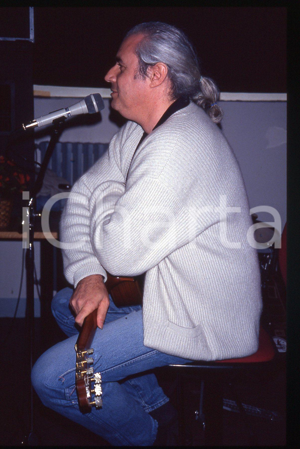 35mm vintage slide* 1990ca MILANO Franco MUSSIDA in concerto al CPM (2) Diapositiva d'epoca, in formato 35 mm. CONDIZIONI: GOODE' severamente vietata la riproduzione. Tutti i diritti sono riservati. ICharta mette in vendita, sul negozio eBay e in esclusiva sul sito "icharta" il proprio archivio composto da numerose diapositive e negativi fotografici d'epoca, tutti originali e autentici, che attraversano la storia del costume italiano tra gli la fine degli anni Sessanta e Novanta.Si tratta di uno sguardo inedito sull'attualit&agrave;, la politica, la vita quotidiana, il gossip e la cultura, che fotografa il cambiamento della nazione in quest'ultimo scorcio del XX secolo. Un'occasione unica per il mercato del collezionismo, che vede finalmente disponibile un archivio eccezionale per vastit&agrave;, tematiche e condizioni, in un settore (il negativo fotografico e la diapositiva) di assoluta novit&agrave; e dalle interessanti prospettive di investimento.  originale e autentica 1