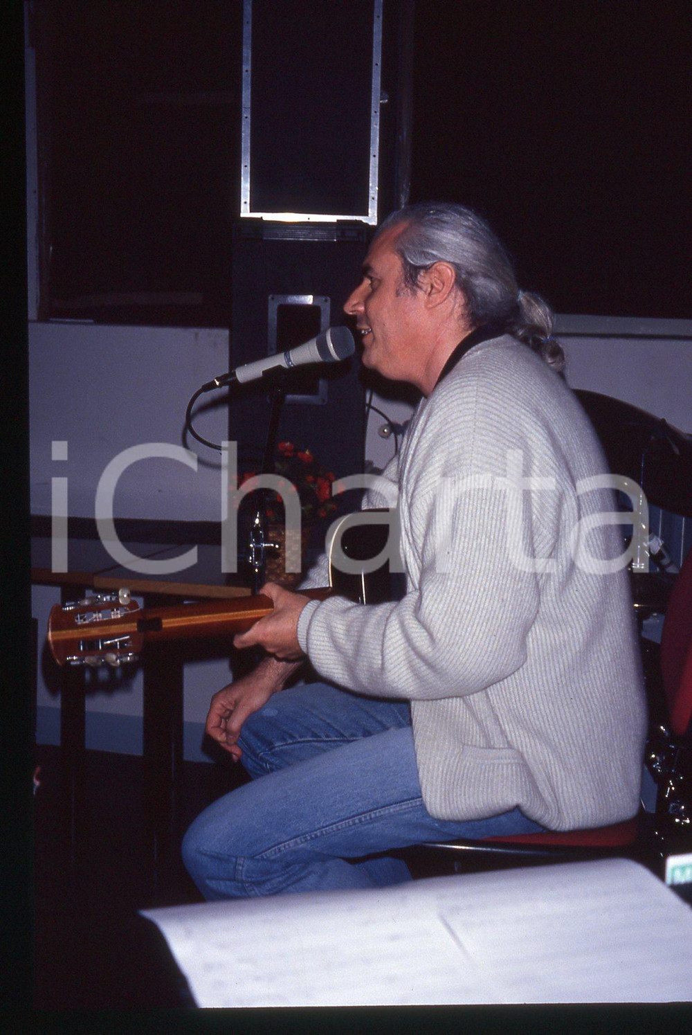 35mm vintage slide* 1990ca MILANO Franco MUSSIDA in concerto al CPM (3) Diapositiva d'epoca, in formato 35 mm. CONDIZIONI: GOODE' severamente vietata la riproduzione. Tutti i diritti sono riservati. ICharta mette in vendita, sul negozio eBay e in esclusiva sul sito "icharta" il proprio archivio composto da numerose diapositive e negativi fotografici d'epoca, tutti originali e autentici, che attraversano la storia del costume italiano tra gli la fine degli anni Sessanta e Novanta.Si tratta di uno sguardo inedito sull'attualit&agrave;, la politica, la vita quotidiana, il gossip e la cultura, che fotografa il cambiamento della nazione in quest'ultimo scorcio del XX secolo. Un'occasione unica per il mercato del collezionismo, che vede finalmente disponibile un archivio eccezionale per vastit&agrave;, tematiche e condizioni, in un settore (il negativo fotografico e la diapositiva) di assoluta novit&agrave; e dalle interessanti prospettive di investimento.  originale e autentica 1