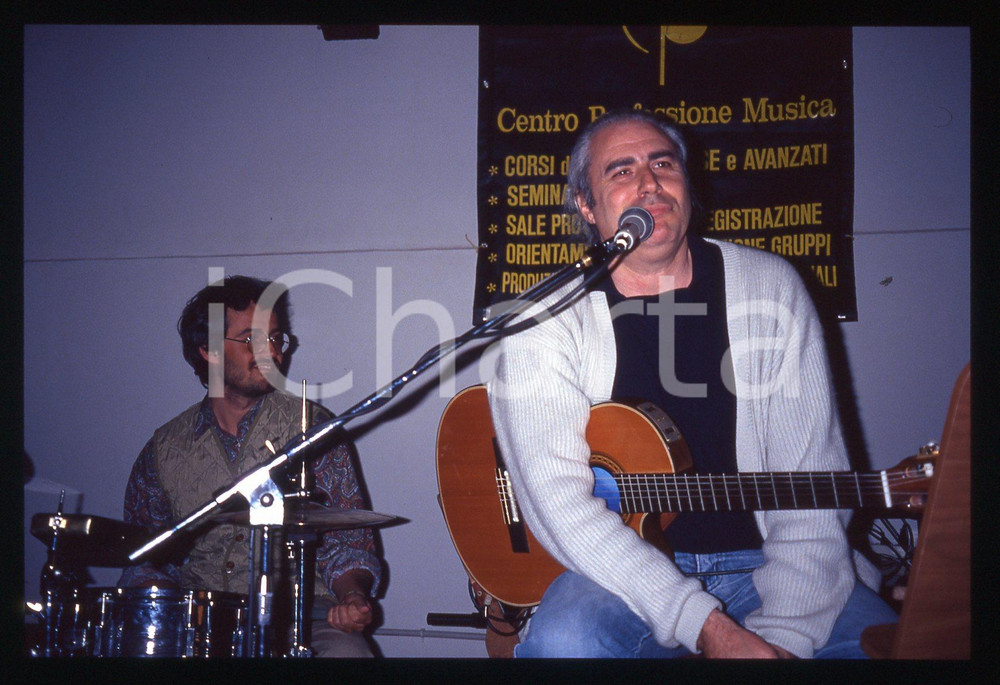 35mm vintage slide* 1990ca MILANO Franco MUSSIDA in concerto al CPM (5) Diapositiva d'epoca, in formato 35 mm. CONDIZIONI: GOODE' severamente vietata la riproduzione. Tutti i diritti sono riservati. ICharta mette in vendita, sul negozio eBay e in esclusiva sul sito "icharta" il proprio archivio composto da numerose diapositive e negativi fotografici d'epoca, tutti originali e autentici, che attraversano la storia del costume italiano tra gli la fine degli anni Sessanta e Novanta.Si tratta di uno sguardo inedito sull'attualit&agrave;, la politica, la vita quotidiana, il gossip e la cultura, che fotografa il cambiamento della nazione in quest'ultimo scorcio del XX secolo. Un'occasione unica per il mercato del collezionismo, che vede finalmente disponibile un archivio eccezionale per vastit&agrave;, tematiche e condizioni, in un settore (il negativo fotografico e la diapositiva) di assoluta novit&agrave; e dalle interessanti prospettive di investimento.  originale e autentica 1