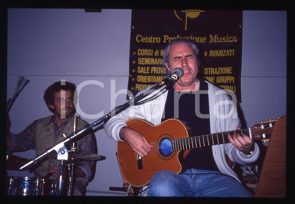35mm vintage slide* 1990ca MILANO Franco MUSSIDA in concerto al CPM (7) Diapositiva d'epoca, in formato 35 mm. CONDIZIONI: GOODE' severamente vietata la riproduzione. Tutti i diritti sono riservati. ICharta mette in vendita, sul negozio eBay e in esclusiva sul sito "icharta" il proprio archivio composto da numerose diapositive e negativi fotografici d'epoca, tutti originali e autentici, che attraversano la storia del costume italiano tra gli la fine degli anni Sessanta e Novanta.Si tratta di uno sguardo inedito sull'attualit&agrave;, la politica, la vita quotidiana, il gossip e la cultura, che fotografa il cambiamento della nazione in quest'ultimo scorcio del XX secolo. Un'occasione unica per il mercato del collezionismo, che vede finalmente disponibile un archivio eccezionale per vastit&agrave;, tematiche e condizioni, in un settore (il negativo fotografico e la diapositiva) di assoluta novit&agrave; e dalle interessanti prospettive di investimento.  originale e autentica 1