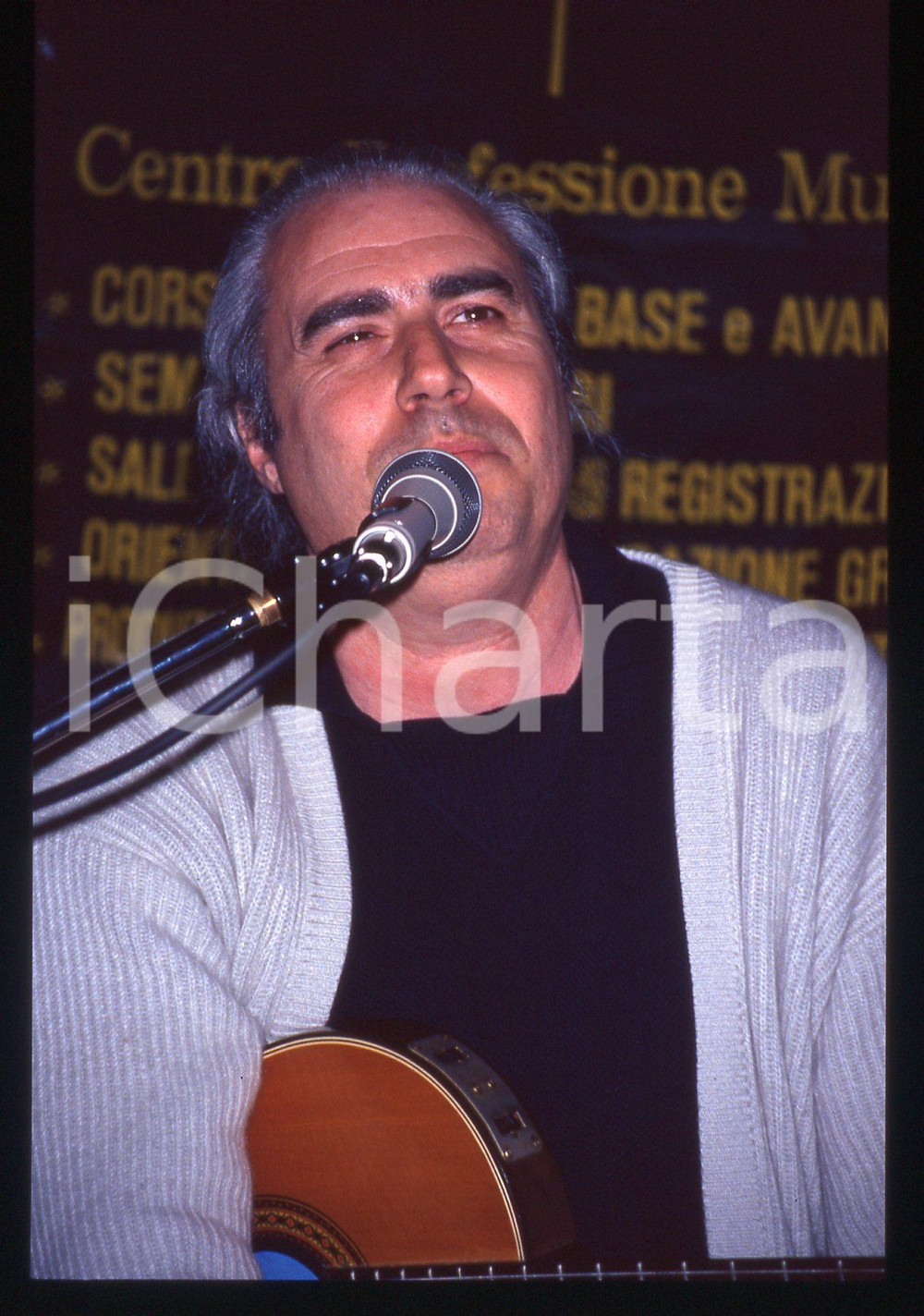 35mm vintage slide* 1990ca MILANO Franco MUSSIDA in concerto al CPM (8) Diapositiva d'epoca, in formato 35 mm. CONDIZIONI: GOODE' severamente vietata la riproduzione. Tutti i diritti sono riservati. ICharta mette in vendita, sul negozio eBay e in esclusiva sul sito "icharta" il proprio archivio composto da numerose diapositive e negativi fotografici d'epoca, tutti originali e autentici, che attraversano la storia del costume italiano tra gli la fine degli anni Sessanta e Novanta.Si tratta di uno sguardo inedito sull'attualit&agrave;, la politica, la vita quotidiana, il gossip e la cultura, che fotografa il cambiamento della nazione in quest'ultimo scorcio del XX secolo. Un'occasione unica per il mercato del collezionismo, che vede finalmente disponibile un archivio eccezionale per vastit&agrave;, tematiche e condizioni, in un settore (il negativo fotografico e la diapositiva) di assoluta novit&agrave; e dalle interessanti prospettive di investimento.  originale e autentica 1