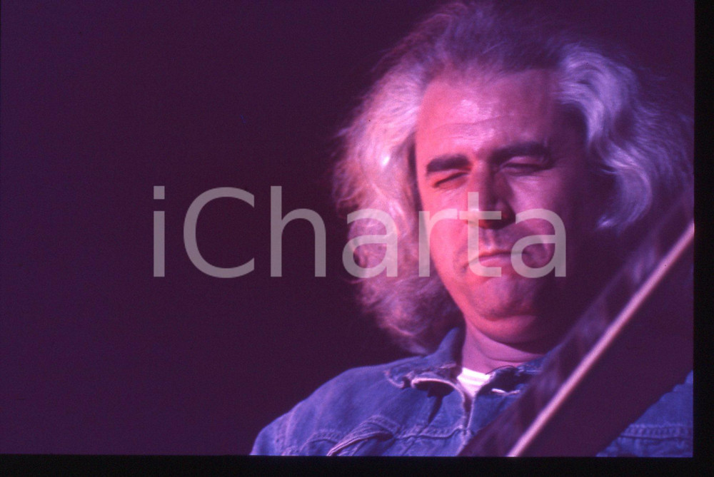 35mm vintage slide* 1985ca MUSICA Franco MUSSIDA in concerto con la PFM (1) Diapositiva d'epoca, in formato 35 mm. CONDIZIONI: GOODE' severamente vietata la riproduzione. Tutti i diritti sono riservati. ICharta mette in vendita, sul negozio eBay e in esclusiva sul sito "icharta" il proprio archivio composto da numerose diapositive e negativi fotografici d'epoca, tutti originali e autentici, che attraversano la storia del costume italiano tra gli la fine degli anni Sessanta e Novanta.Si tratta di uno sguardo inedito sull'attualit&agrave;, la politica, la vita quotidiana, il gossip e la cultura, che fotografa il cambiamento della nazione in quest'ultimo scorcio del XX secolo. Un'occasione unica per il mercato del collezionismo, che vede finalmente disponibile un archivio eccezionale per vastit&agrave;, tematiche e condizioni, in un settore (il negativo fotografico e la diapositiva) di assoluta novit&agrave; e dalle interessanti prospettive di investimento.  originale e autentica 1